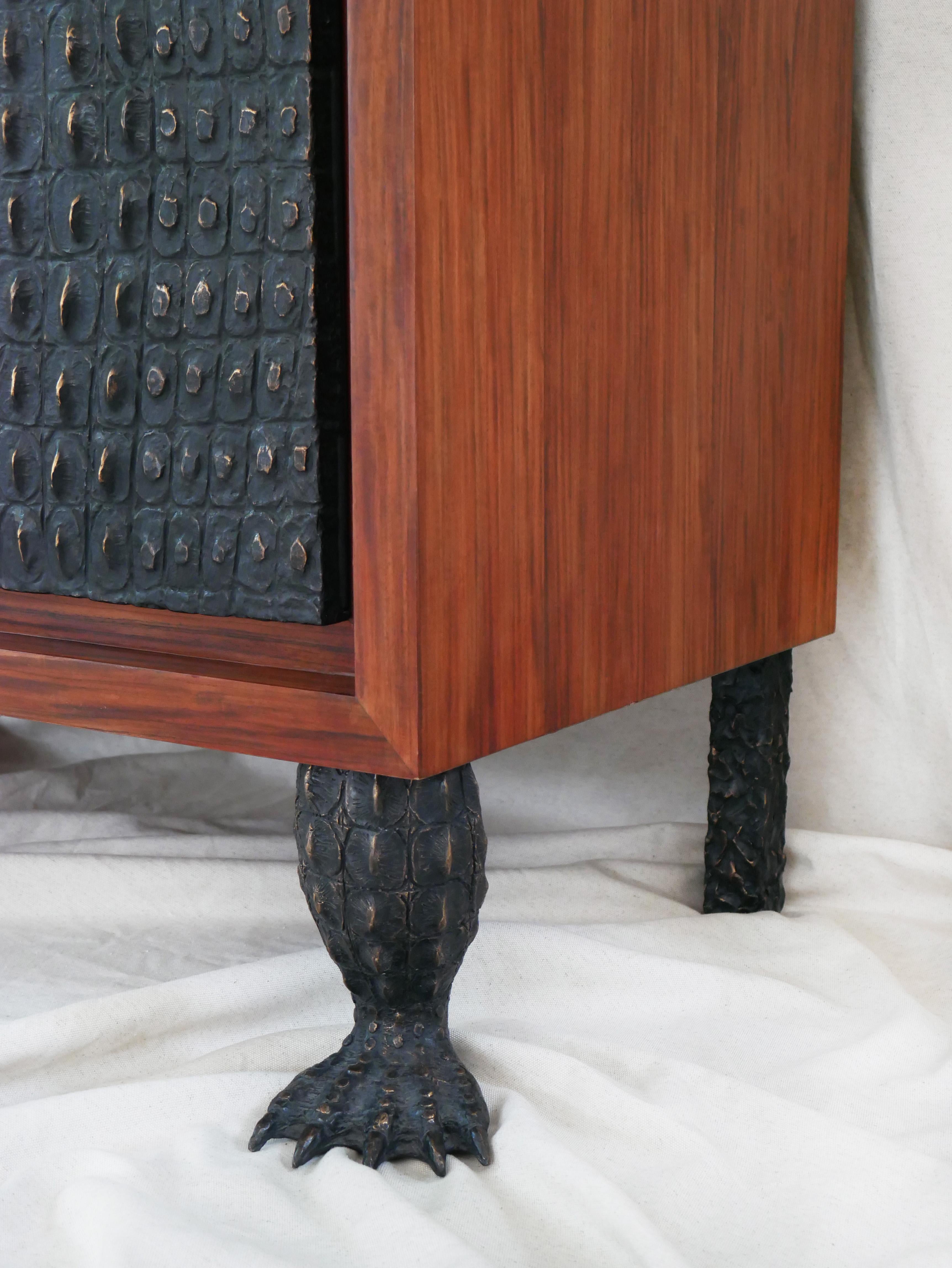 Credenza in bronzo, legno e cristallo di rocca di Patrick Laroche in vendita 1