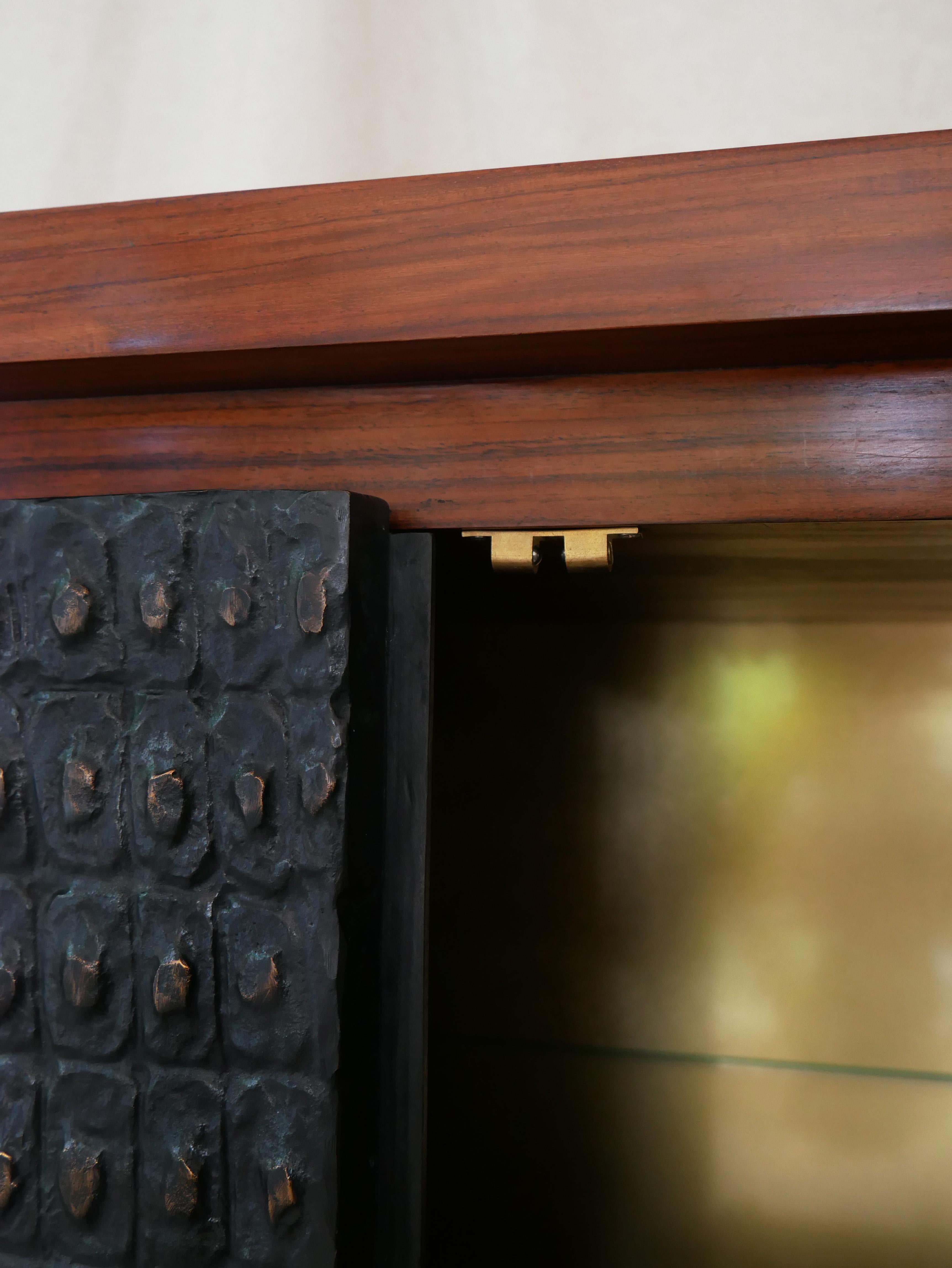 Ottone Credenza in bronzo, legno e cristallo di rocca di Patrick Laroche in vendita
