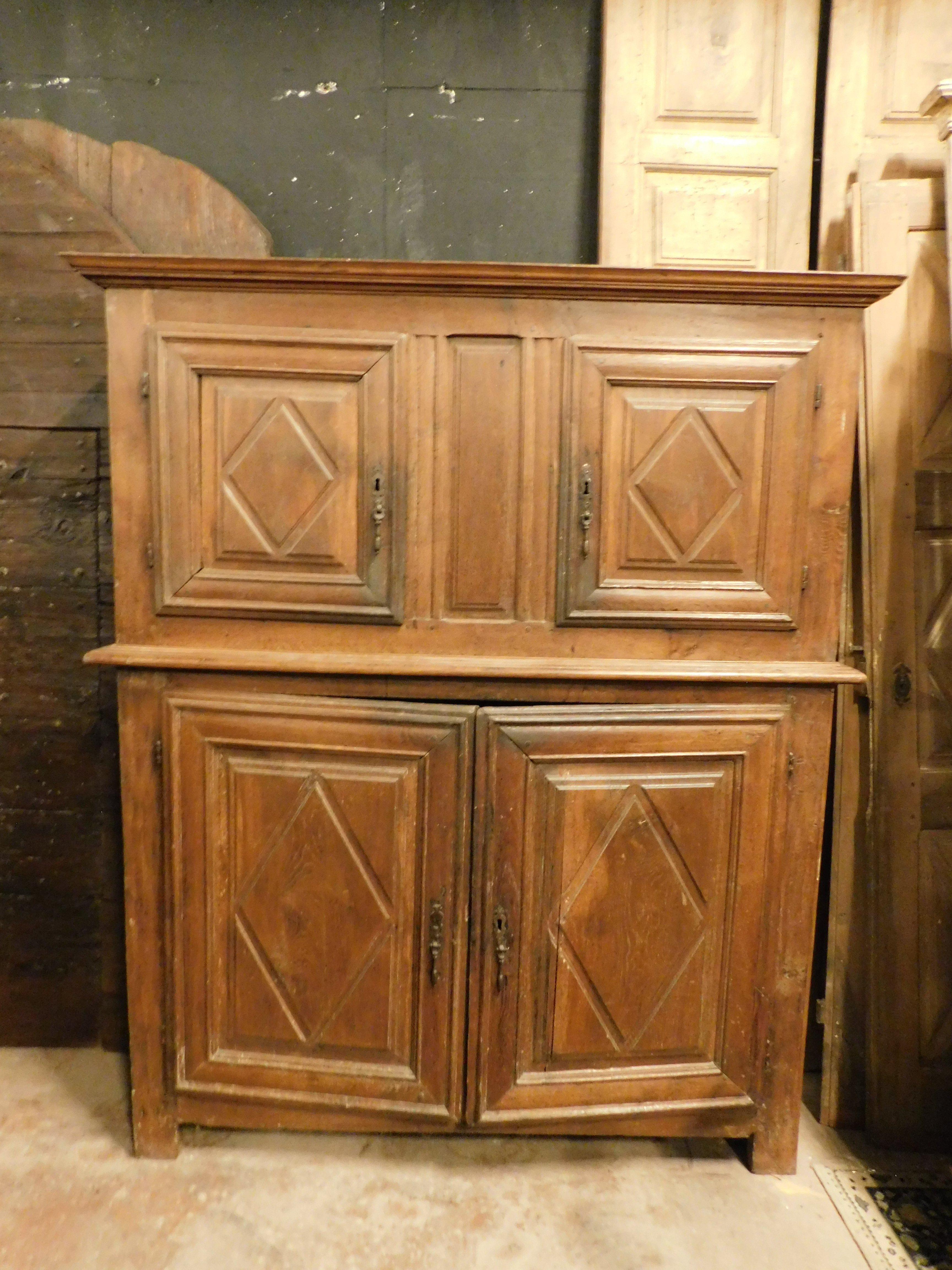 Sideboard, Schrank aus geschnitztem Nussbaumholz mit Diamanten, Italien (Handgeschnitzt) im Angebot