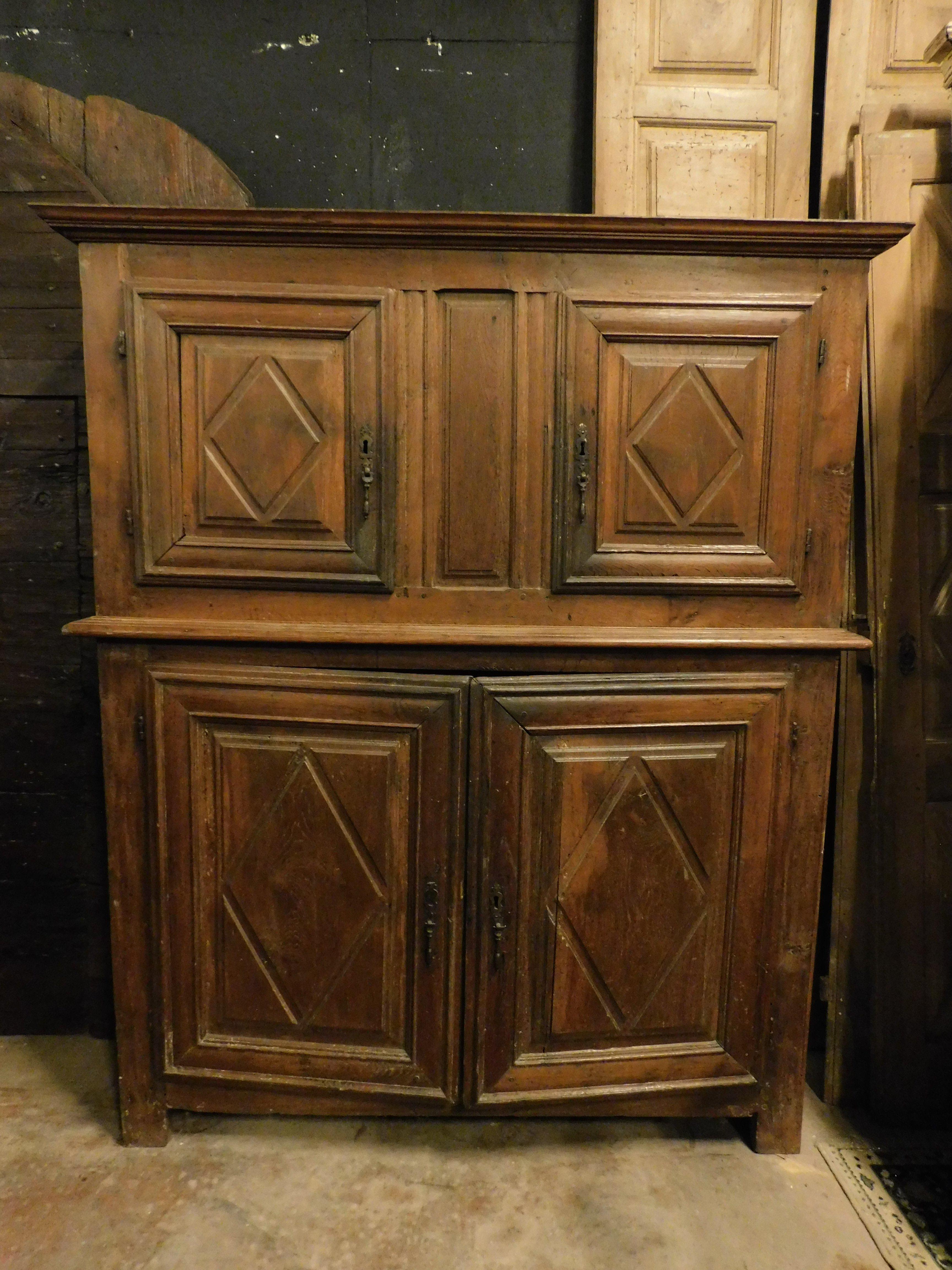 Sideboard, Schrank aus geschnitztem Nussbaumholz mit Diamanten, Italien im Zustand „Gut“ im Angebot in Cuneo, Italy (CN)