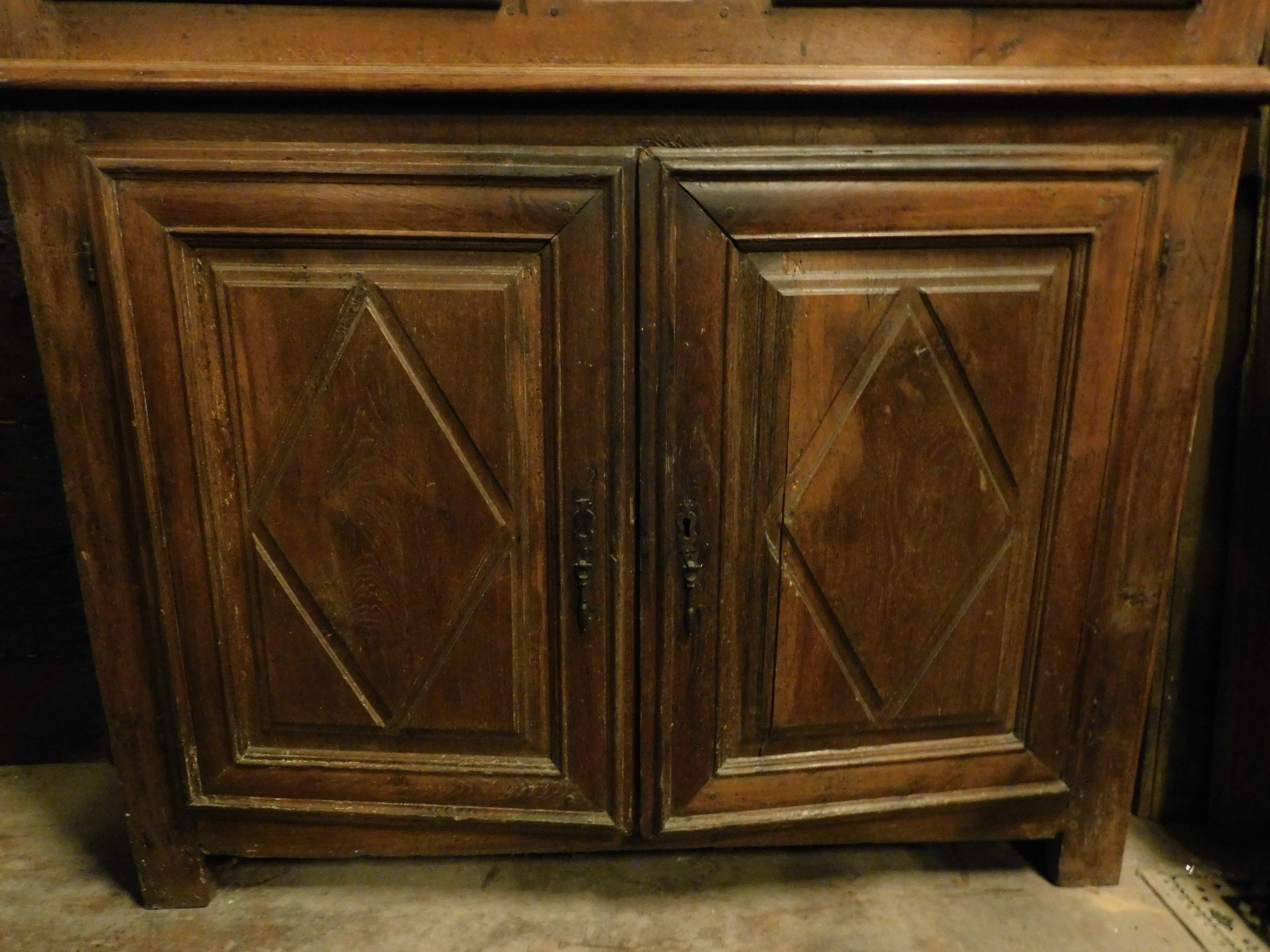 Sideboard, Schrank aus geschnitztem Nussbaumholz mit Diamanten, Italien (Walnuss) im Angebot