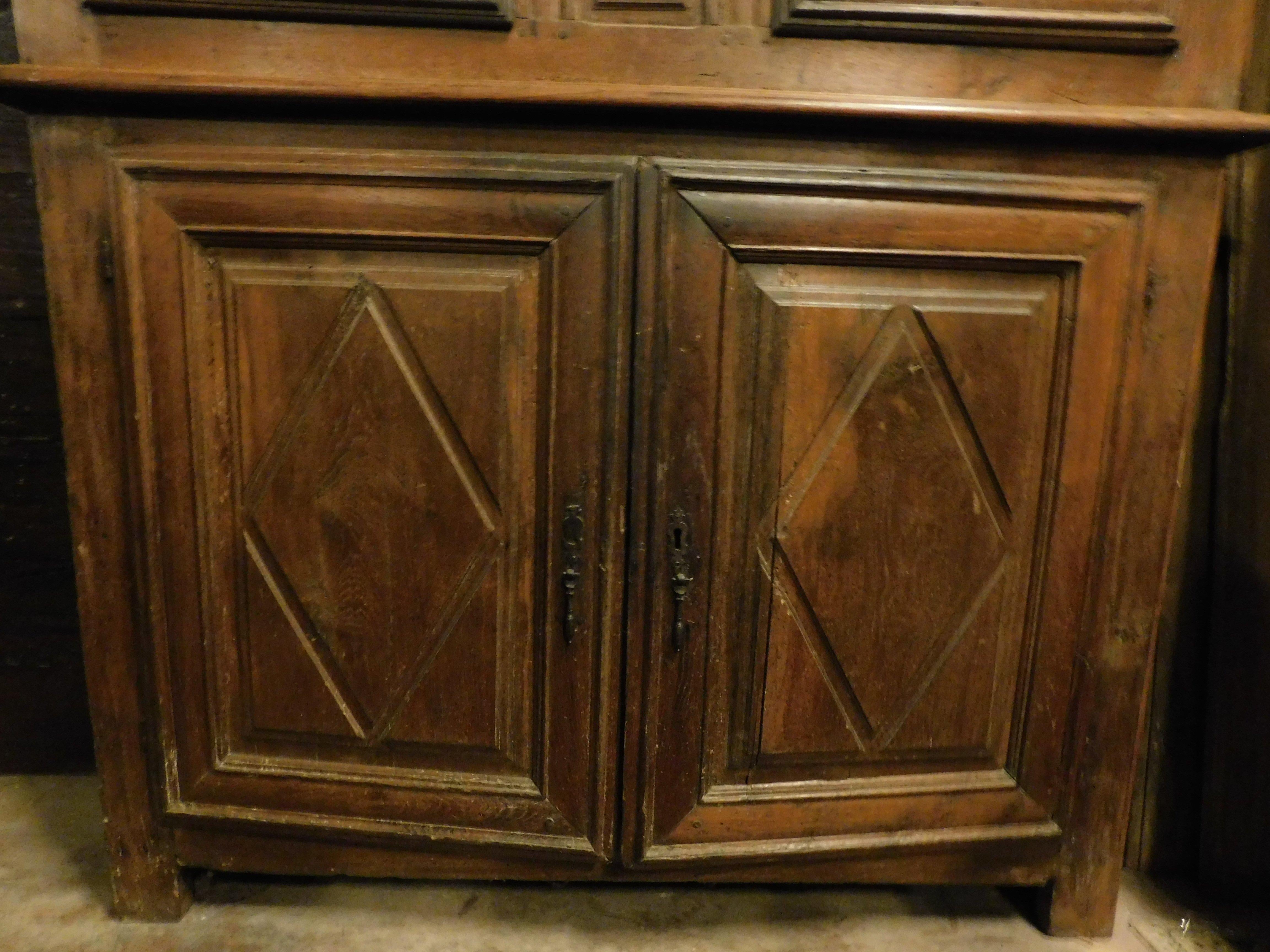 Sideboard, Schrank aus geschnitztem Nussbaumholz mit Diamanten, Italien im Angebot 1