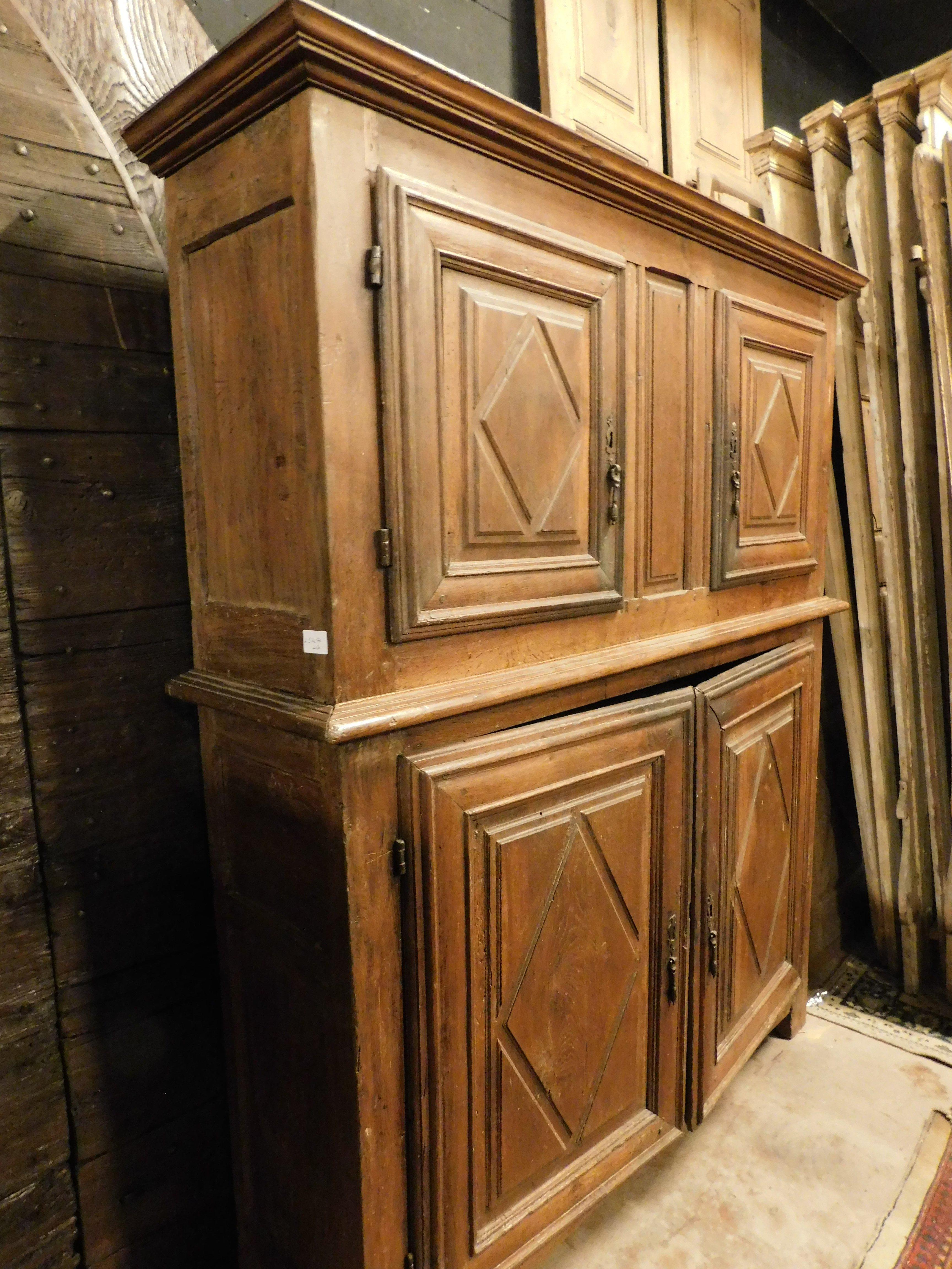 Sideboard, Schrank aus geschnitztem Nussbaumholz mit Diamanten, Italien im Angebot 2