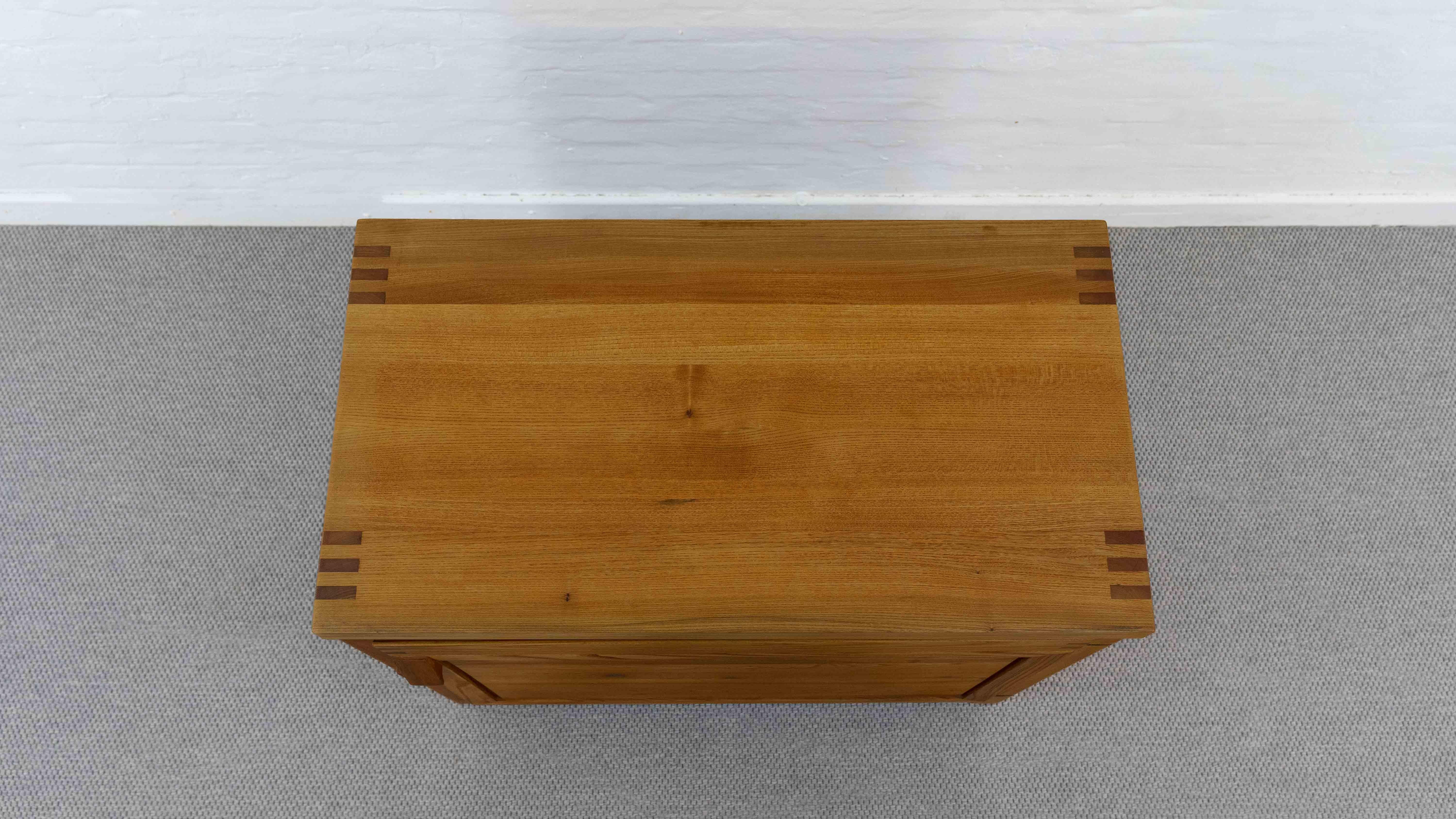 Buffet modèle R09 de Pierre Chapo en orme massif, vers 1965 en vente 5
