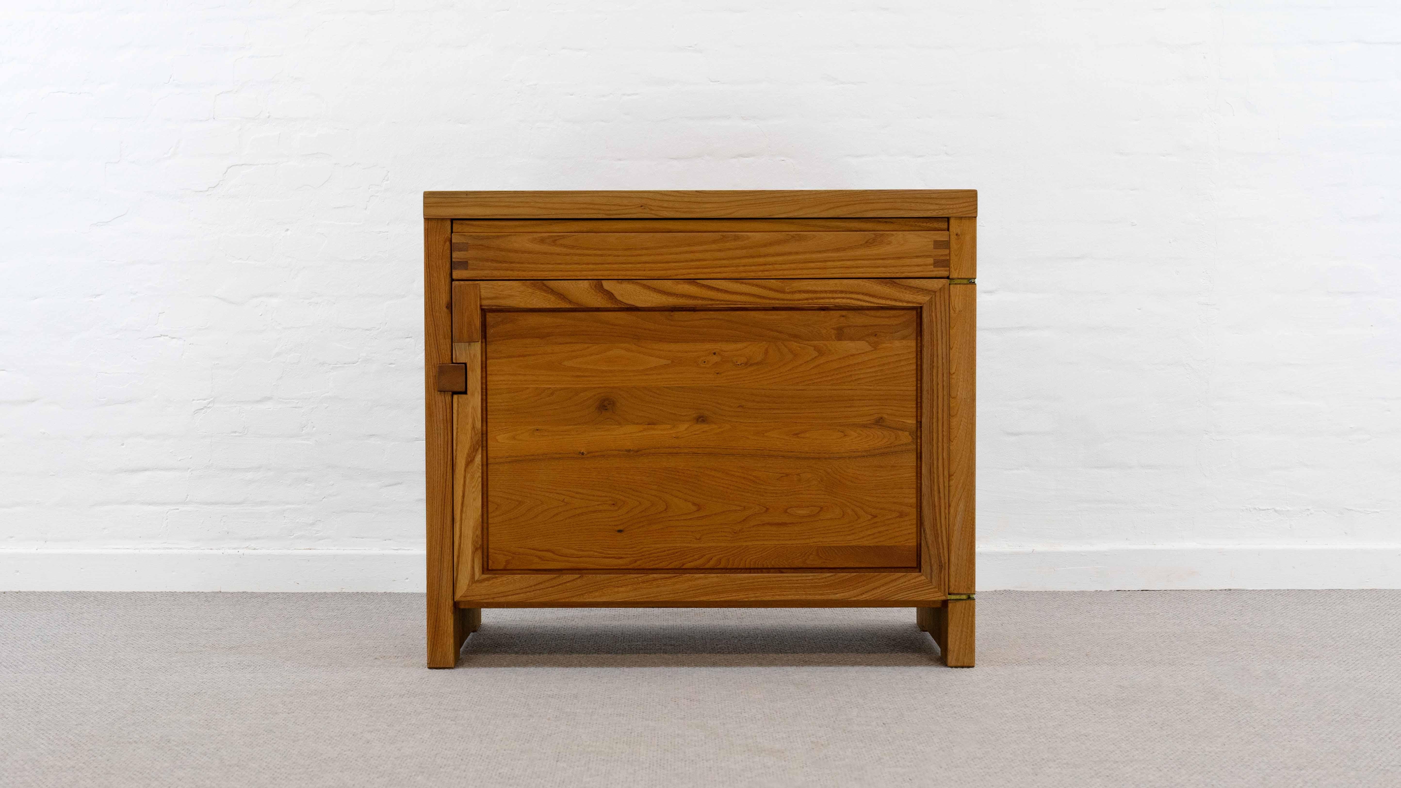 Buffet vintage, modèle R09, conçu par le designer français Pierre Chapo dans les années 60. Exécuté en orme massif dans les années 60/70. La bande de poignée fait partie de la porte d'entrée et a été fabriquée de cette manière à l'origine. Le buffet