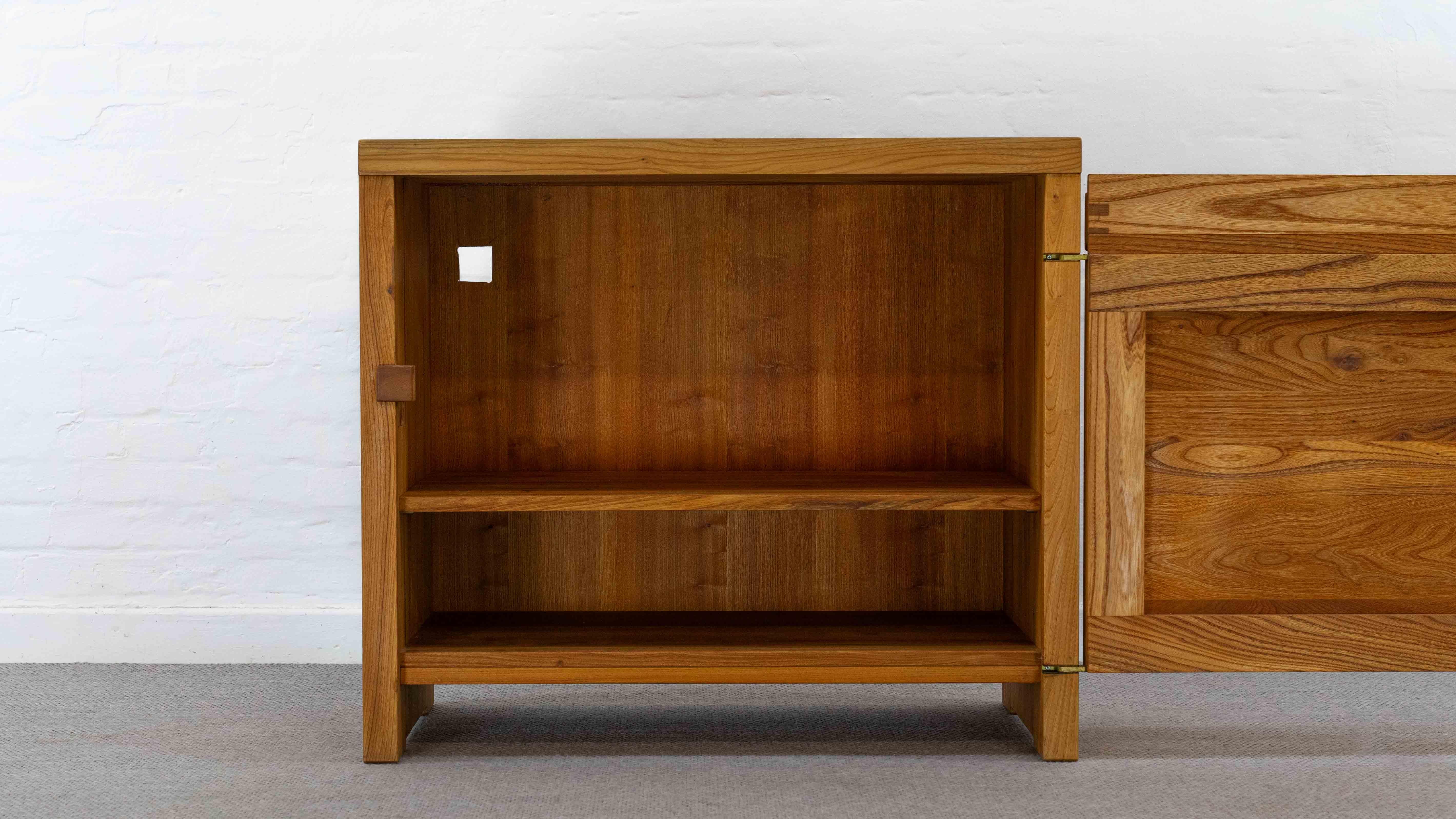 Français Buffet modèle R09 de Pierre Chapo en orme massif, vers 1965 en vente