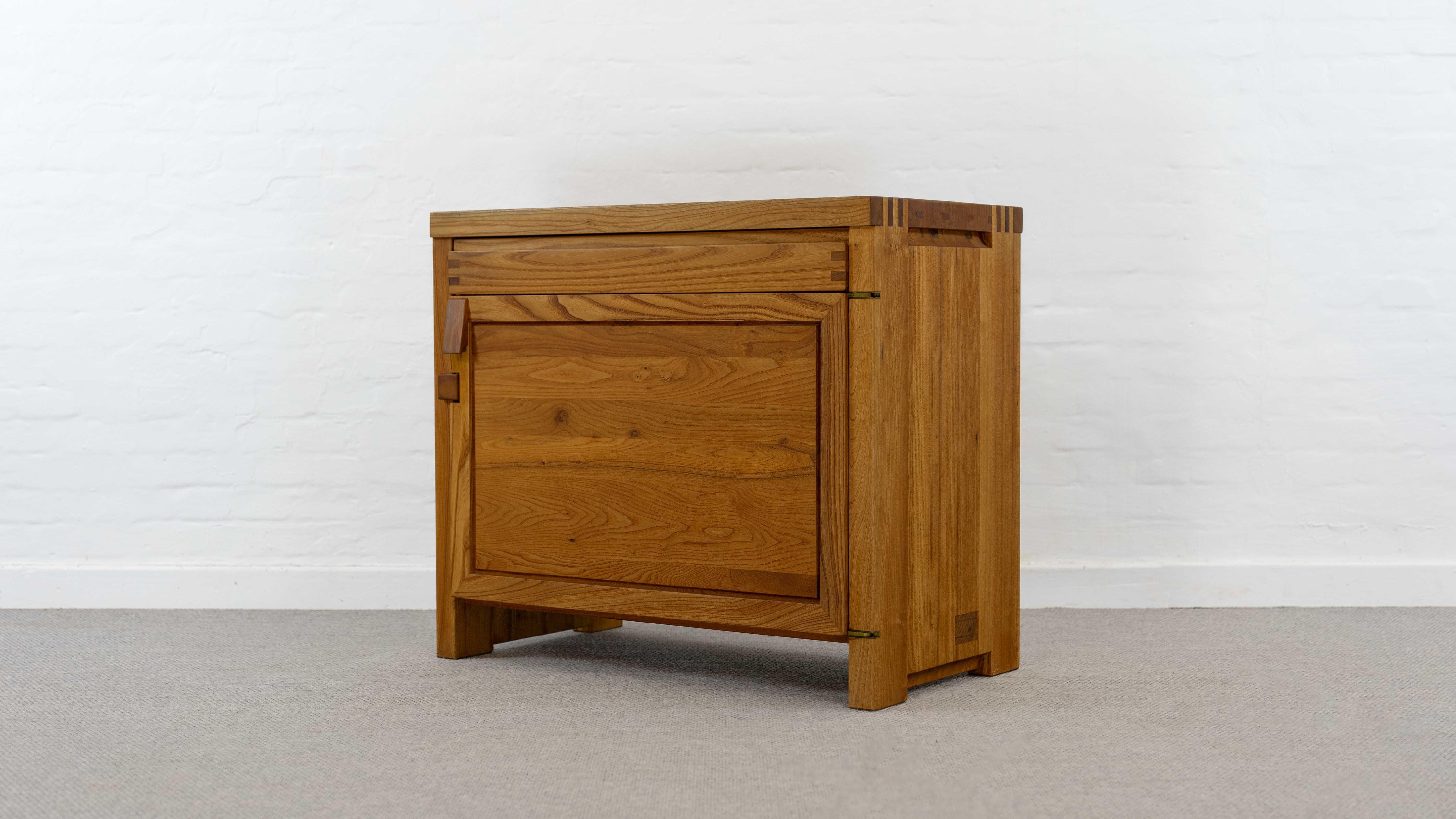 Buffet modèle R09 de Pierre Chapo en orme massif, vers 1965 Bon état - En vente à Halle, DE