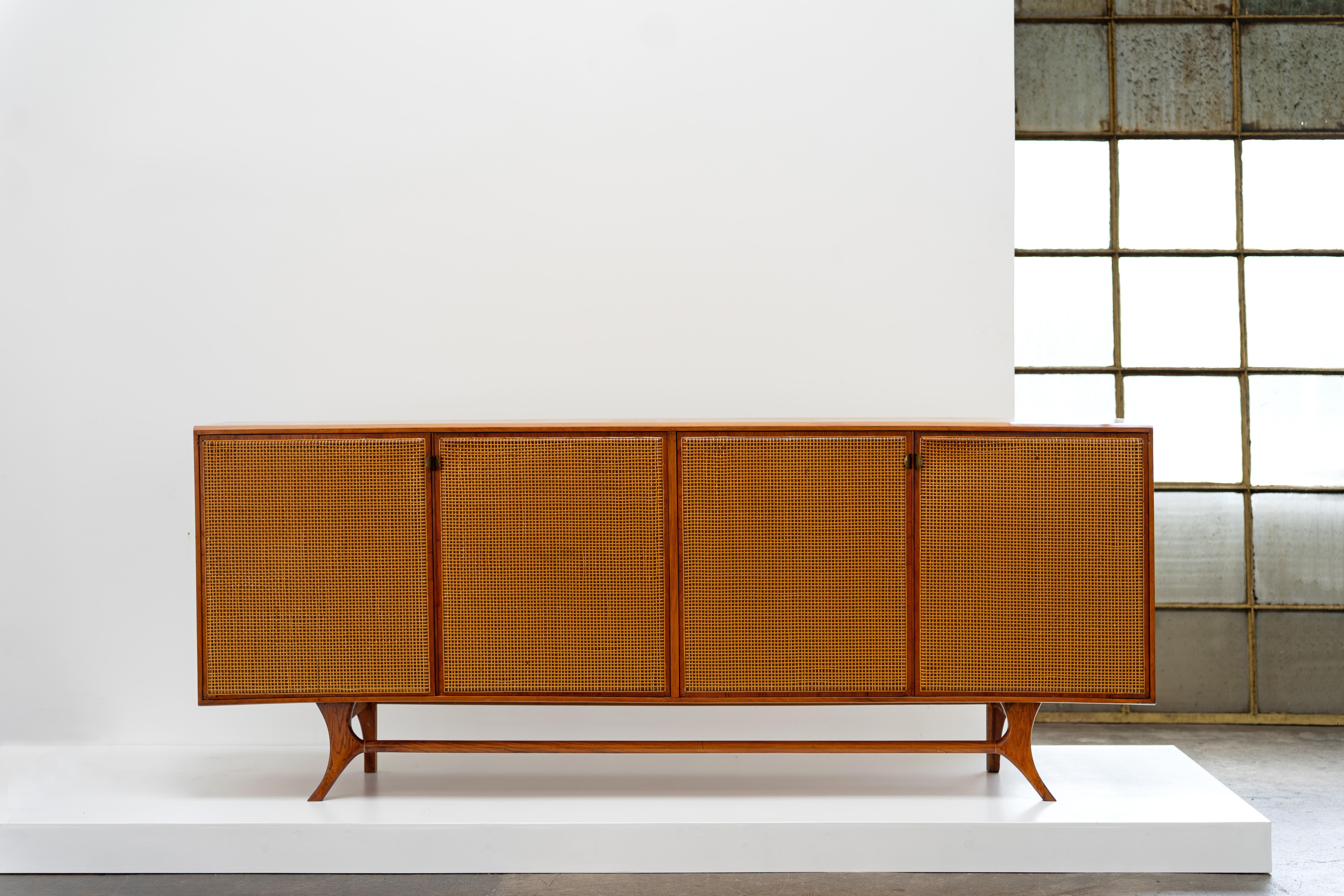 Un rare et exquis buffet à quatre portes conçu par Martin Eisler et Carlos Hauner, fondateurs de l'emblématique entreprise brésilienne de mobilier Forma Móveis. Fabriquée au Brésil dans les années 1950, cette pièce illustre la maîtrise du design