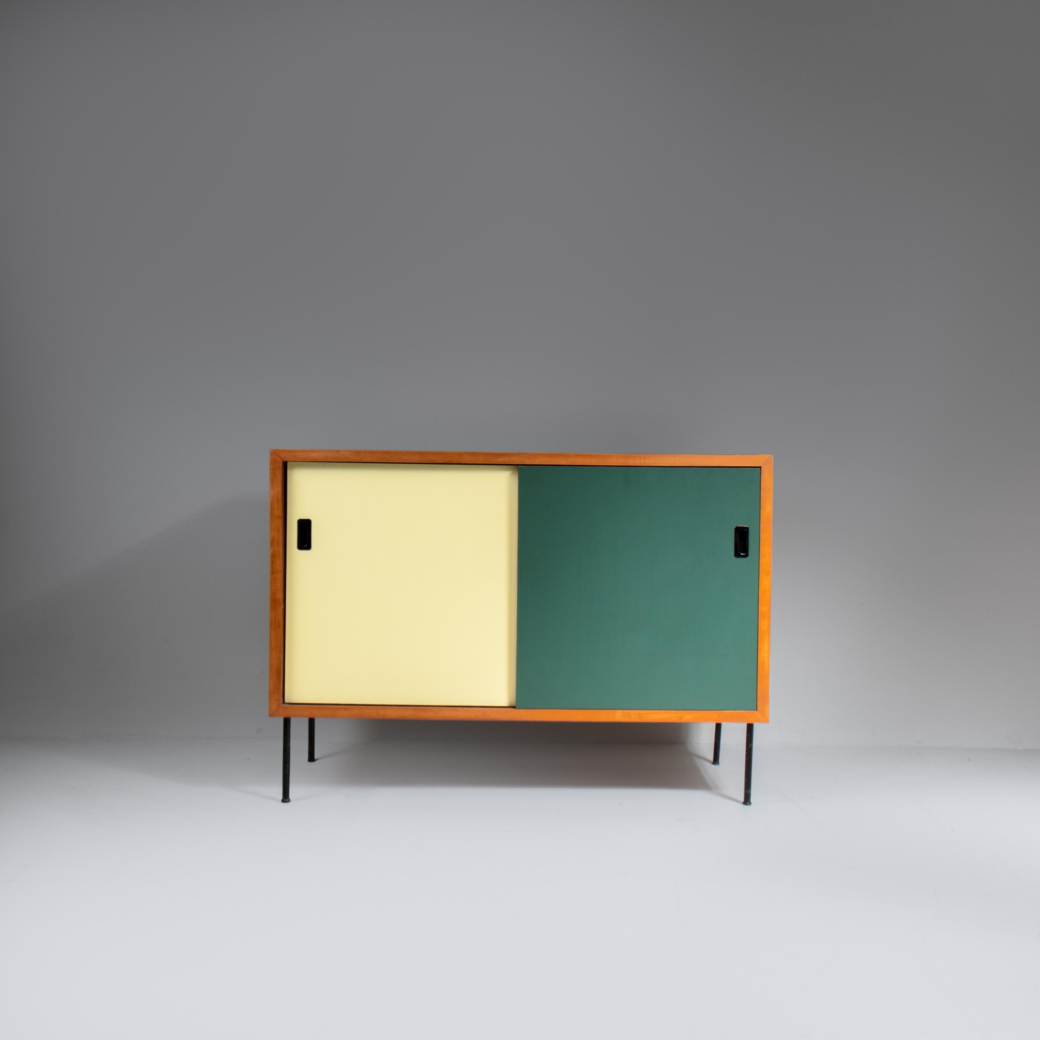 Sideboard in legno e formica nei toni del verde e del giallo, Italia, 1960. Caratterizzato da un design essenziale tipico degli anni '60, questo mobile unisce funzionalità e vivacità cromatica, con superfici in formica che ne enfatizzano la