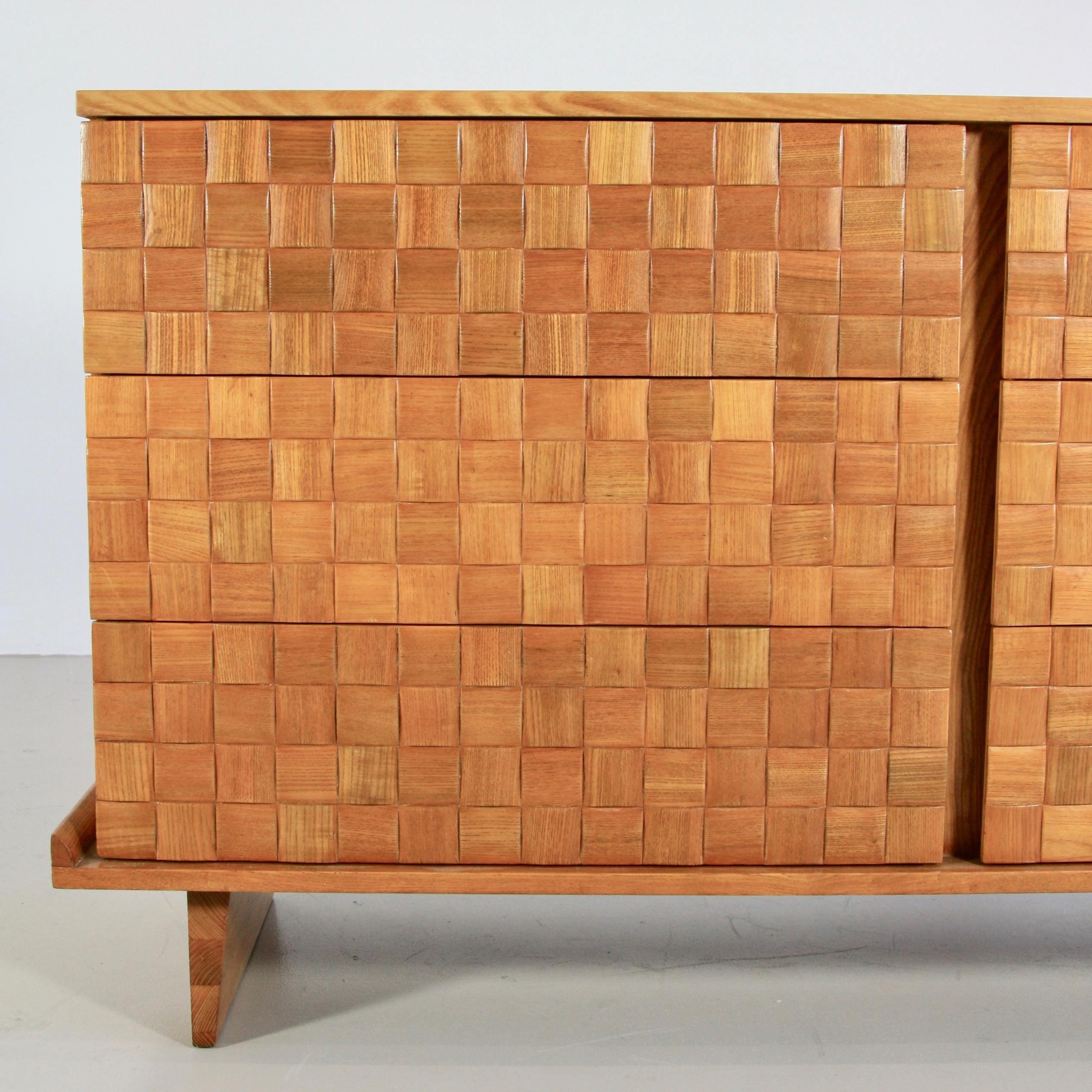 Chest of drawers designed by Paul Laszlo. USA, Brown & Saltman, 1955.

Elegant six-drawer chest made of ashwood, using the Laszlo typical basket weave design on the drawer fronts. One of the drawers is labelled with the manufacturer's label 'Brown