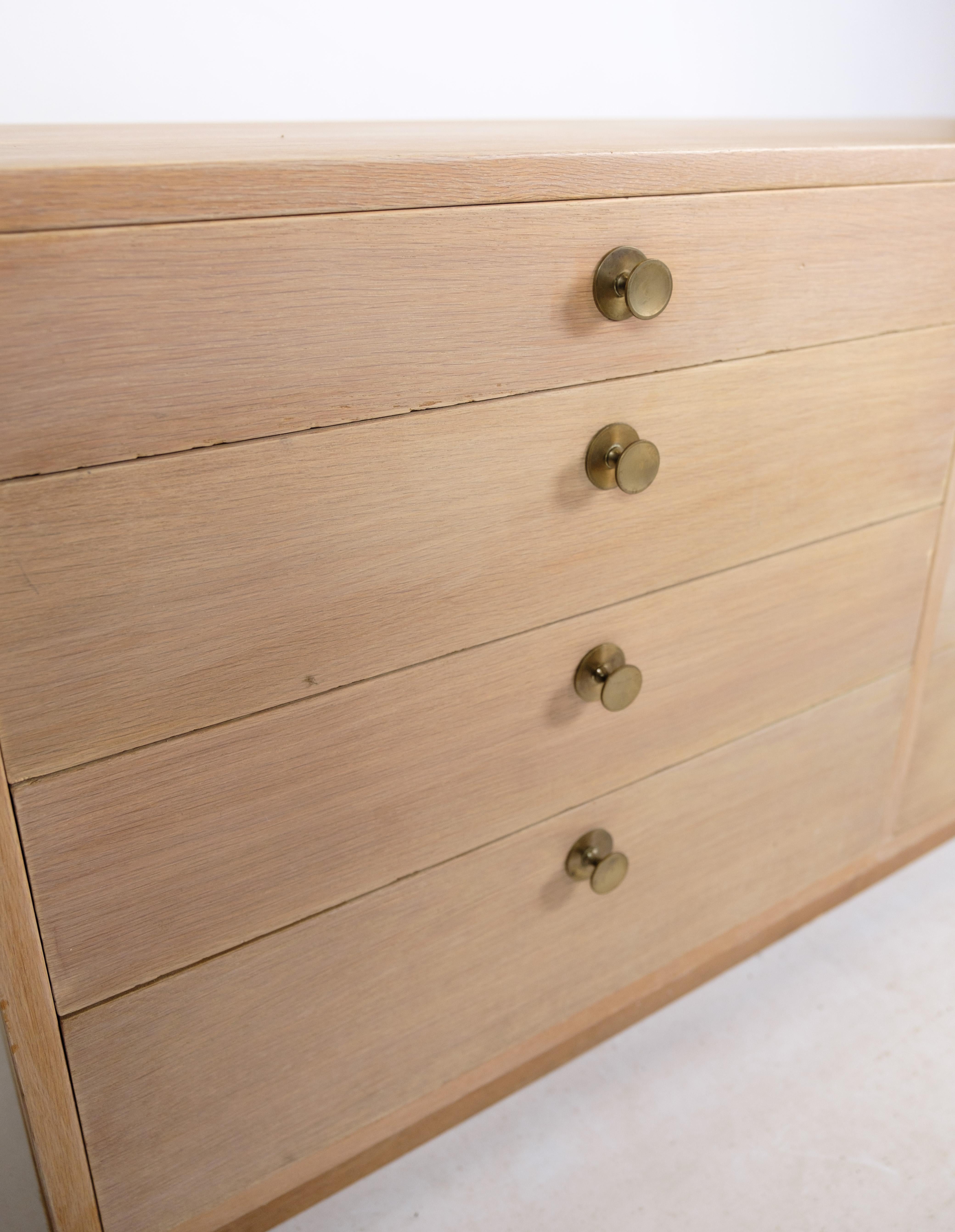 Sideboard / Chest of drawers, designed by Børge Mogensen of oak with 8 drawers and brass handles from around the 1960s.
Measurements in cm: H:69 W:135 D:54