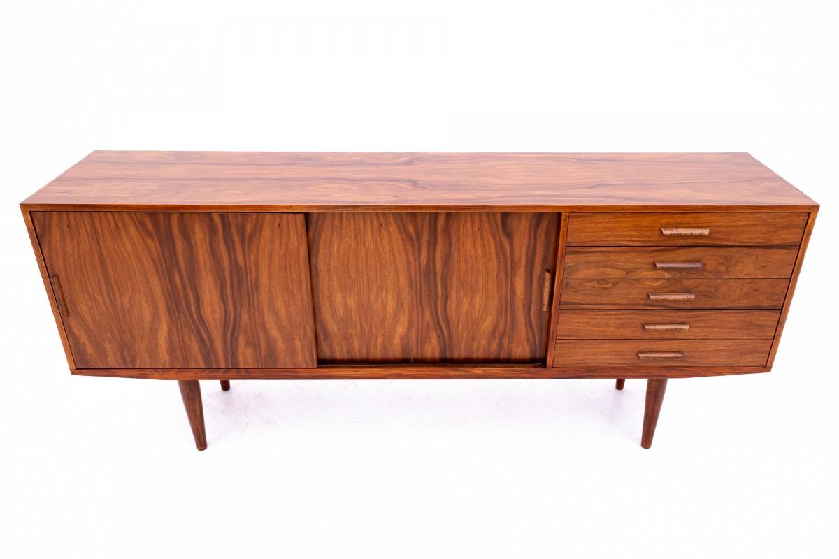 Commode danoise à tiroirs, années 1960.

Le mobilier est en très bon état, après une rénovation professionnelle.

Dimensions : hauteur 83 cm / largeur 195 cm / profondeur 44 cm