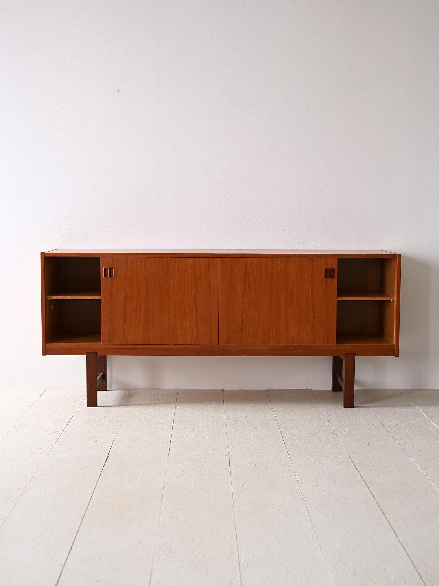 Sideboard with center drawers from the 1960s In Good Condition For Sale In Brescia, IT