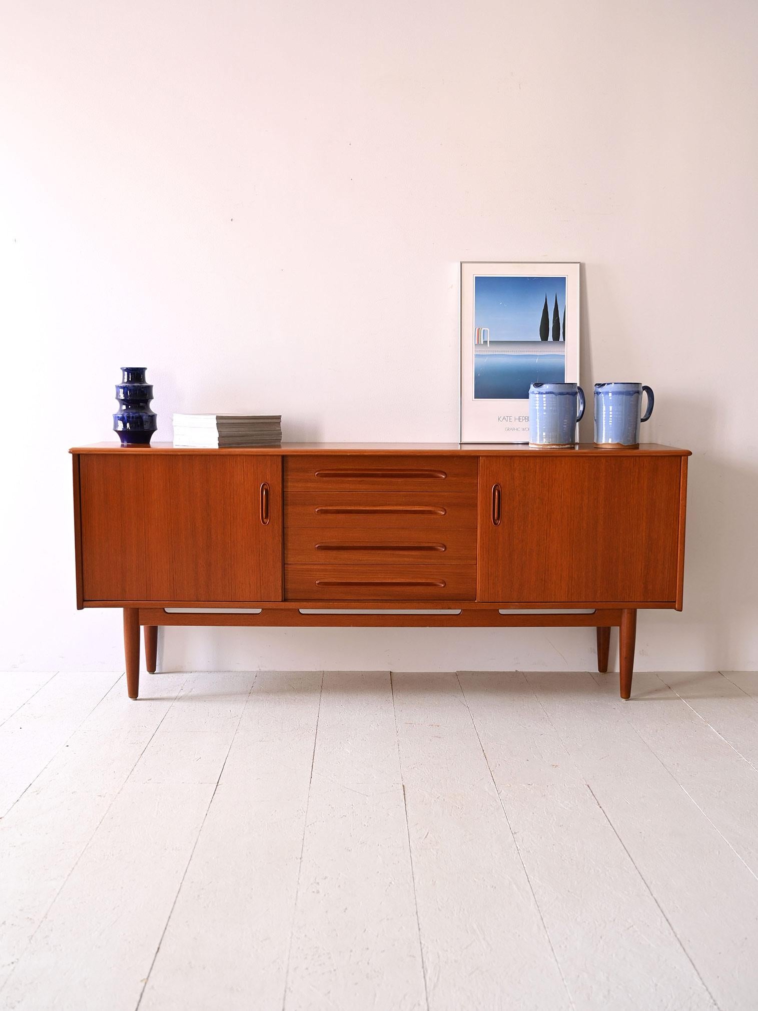 Credenza originale scandinava di metà secolo.                                                                                                                                                                        Il sideboard 