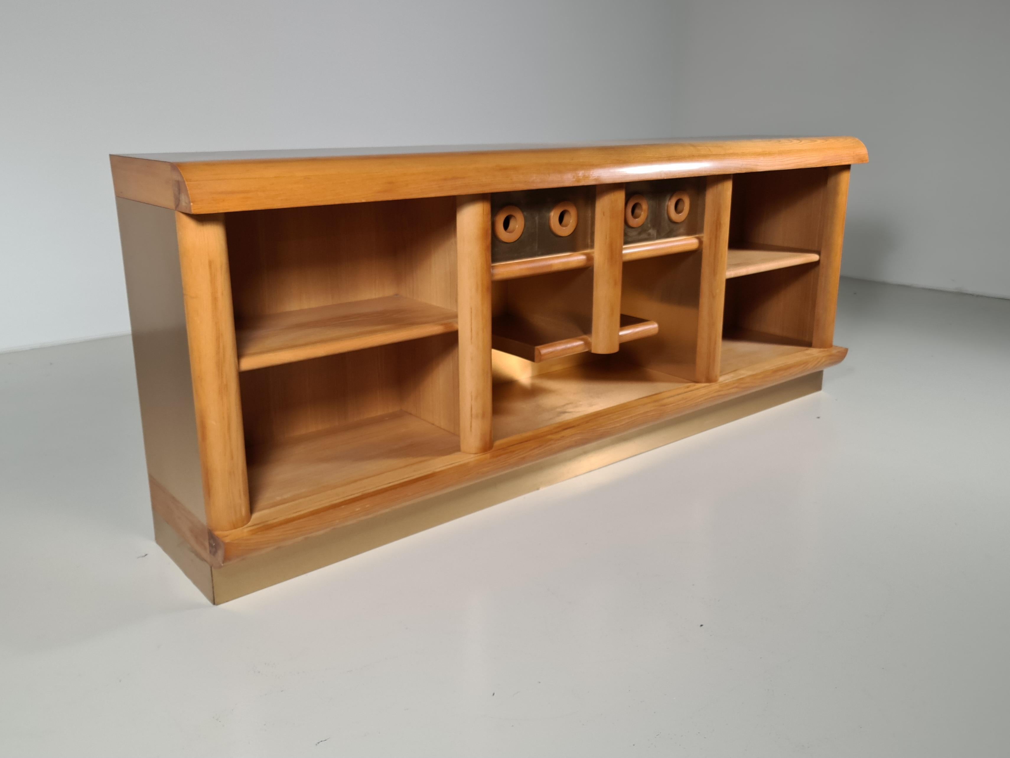 Mid-Century Modern Sideboard/Credenza in Oak and Brushed Brass, Italy, 1970s For Sale