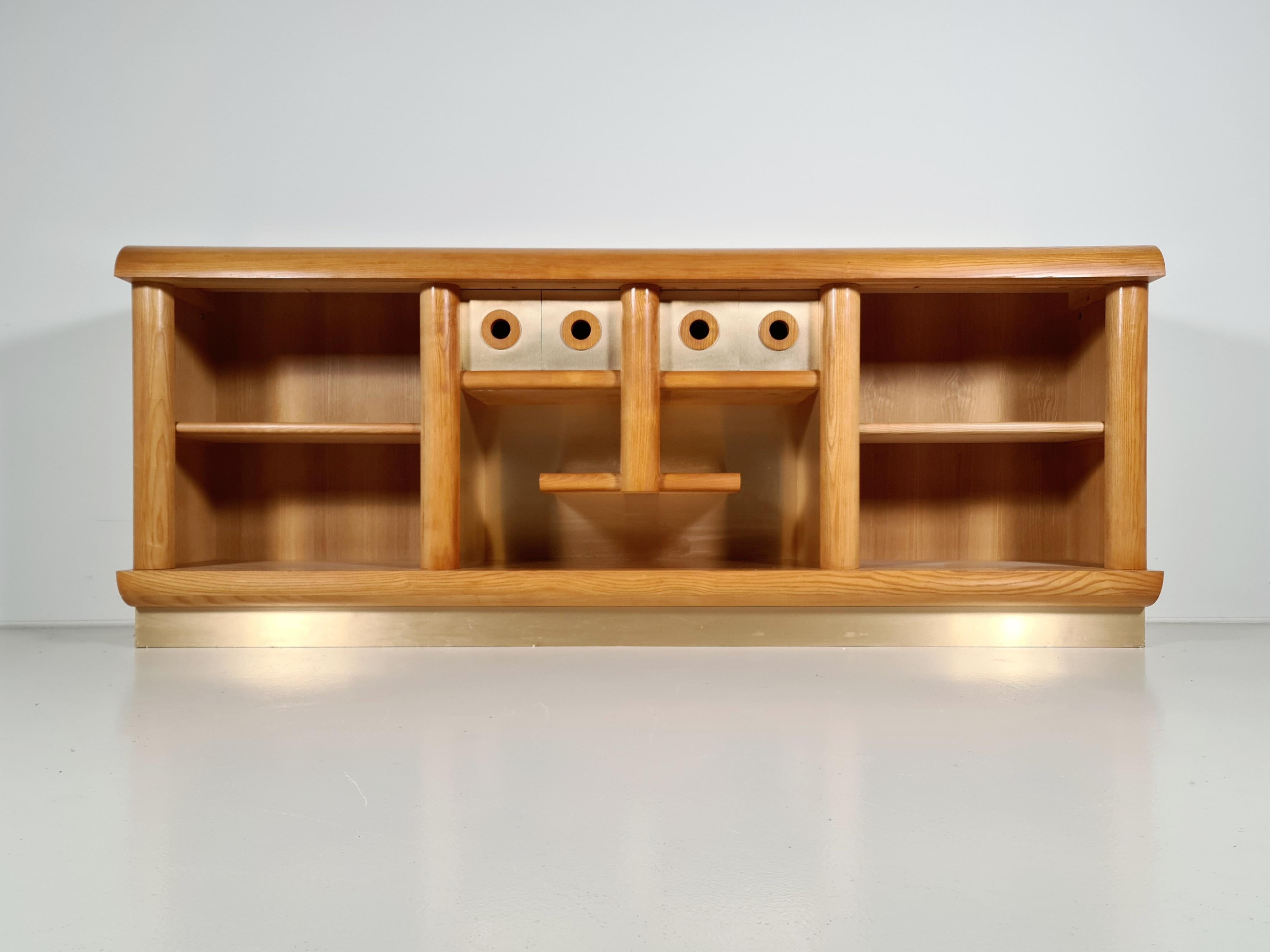 Sideboard/Credenza in Oak and Brushed Brass, Italy, 1970s In Good Condition For Sale In amstelveen, NL