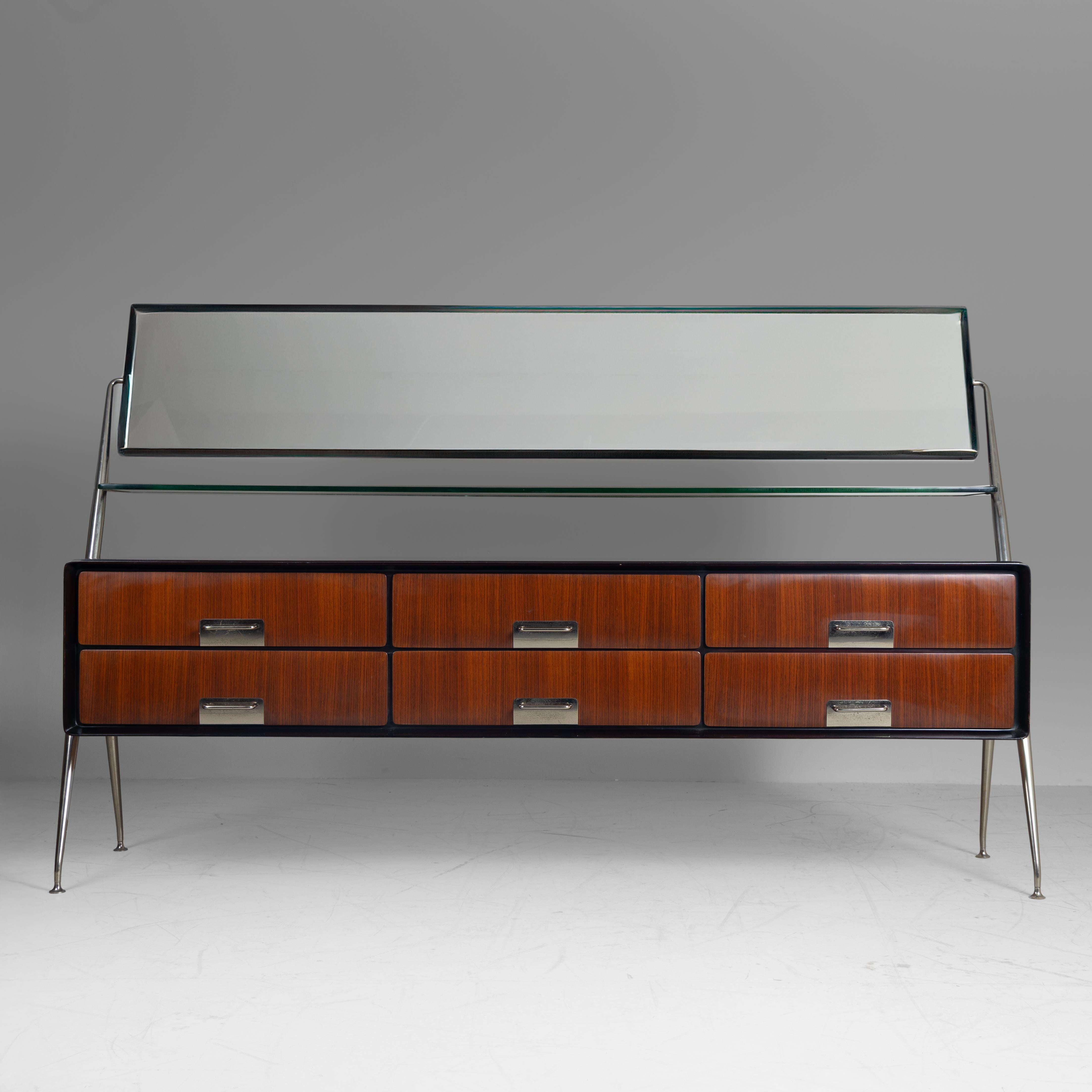 Dieses Sideboard mit Spiegel wurde von Silvio Cavatorta in den 1950er Jahren entworfen. Elemente aus Holz, Glas, Spiegel und Stahl. Cavatorta, der für seine innovative Herangehensweise und die Verwendung hochwertiger MATERIALIEN bekannt ist, hat