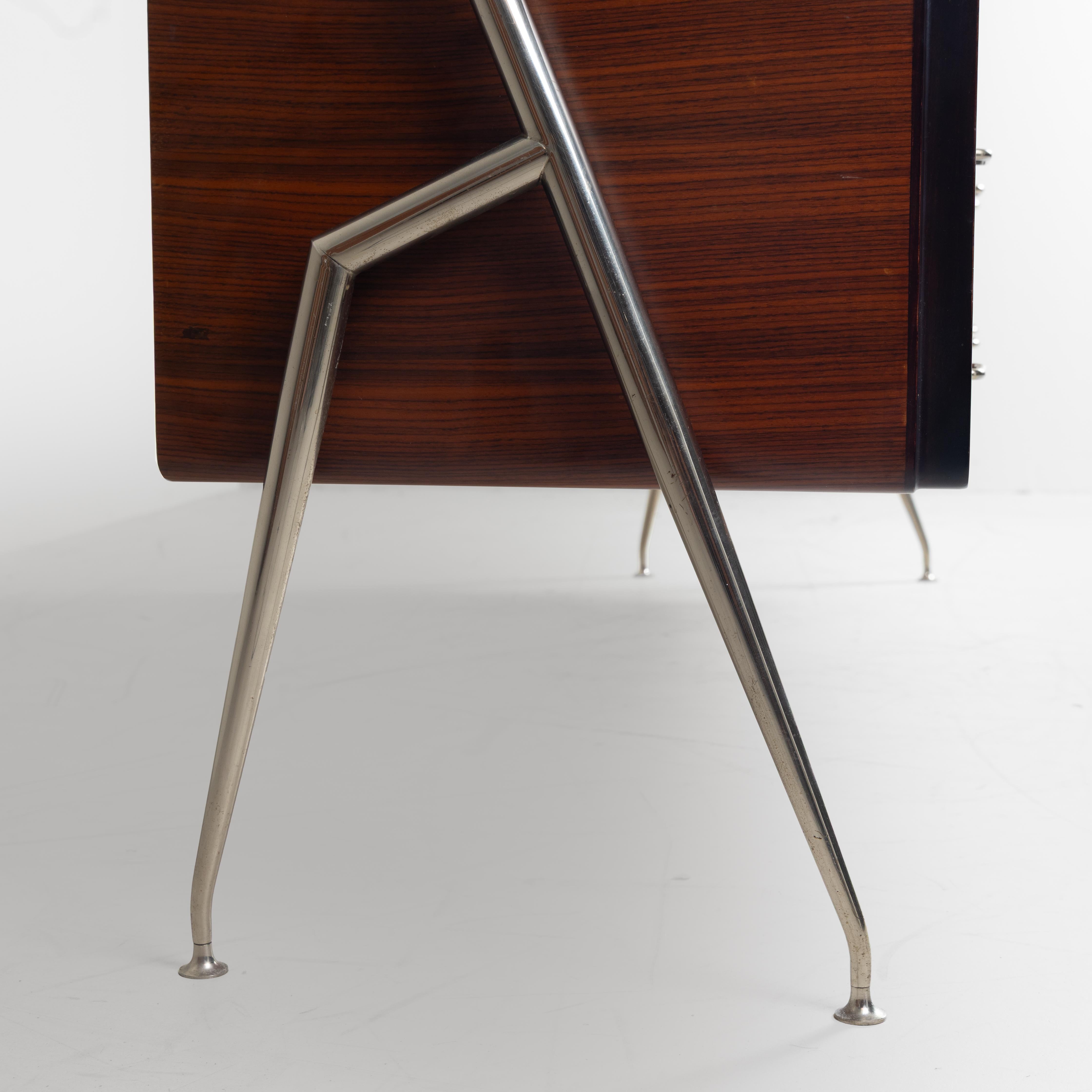 Sideboard Credenza mit Spiegel Silvio Cavatorta, 1950 Holz Glas Mid-century im Zustand „Gut“ im Angebot in Milano, Lombardia