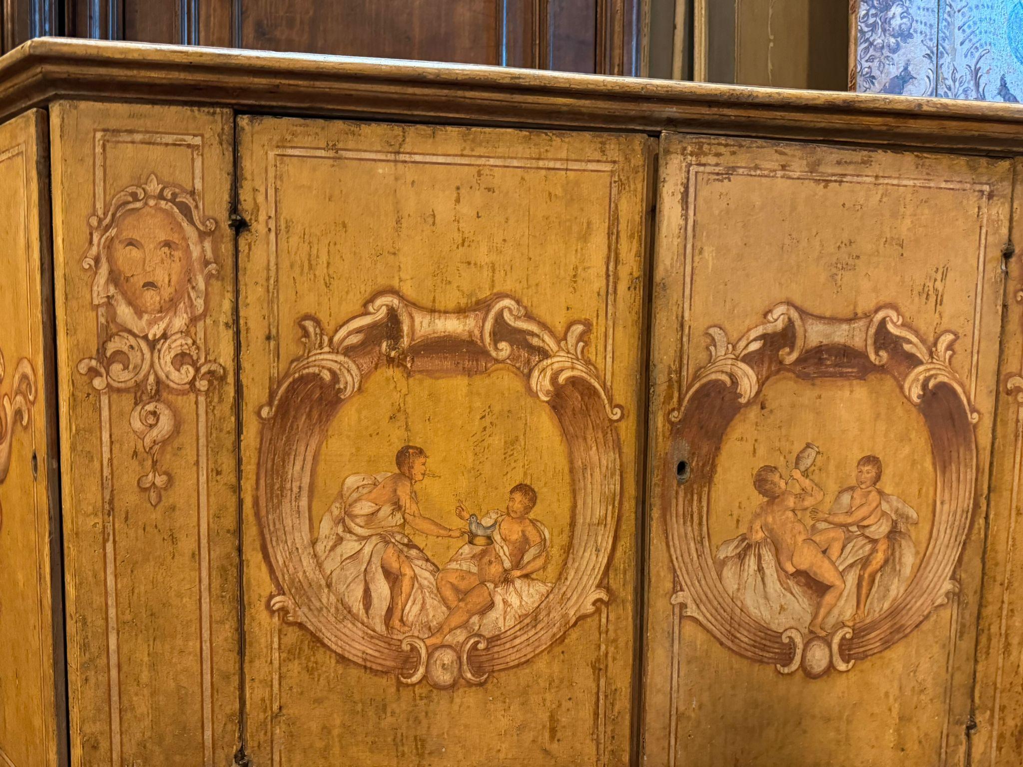 Sideboard credenzas in lacquered wood and painted with figures, Italy In Good Condition For Sale In Cuneo, Italy (CN)