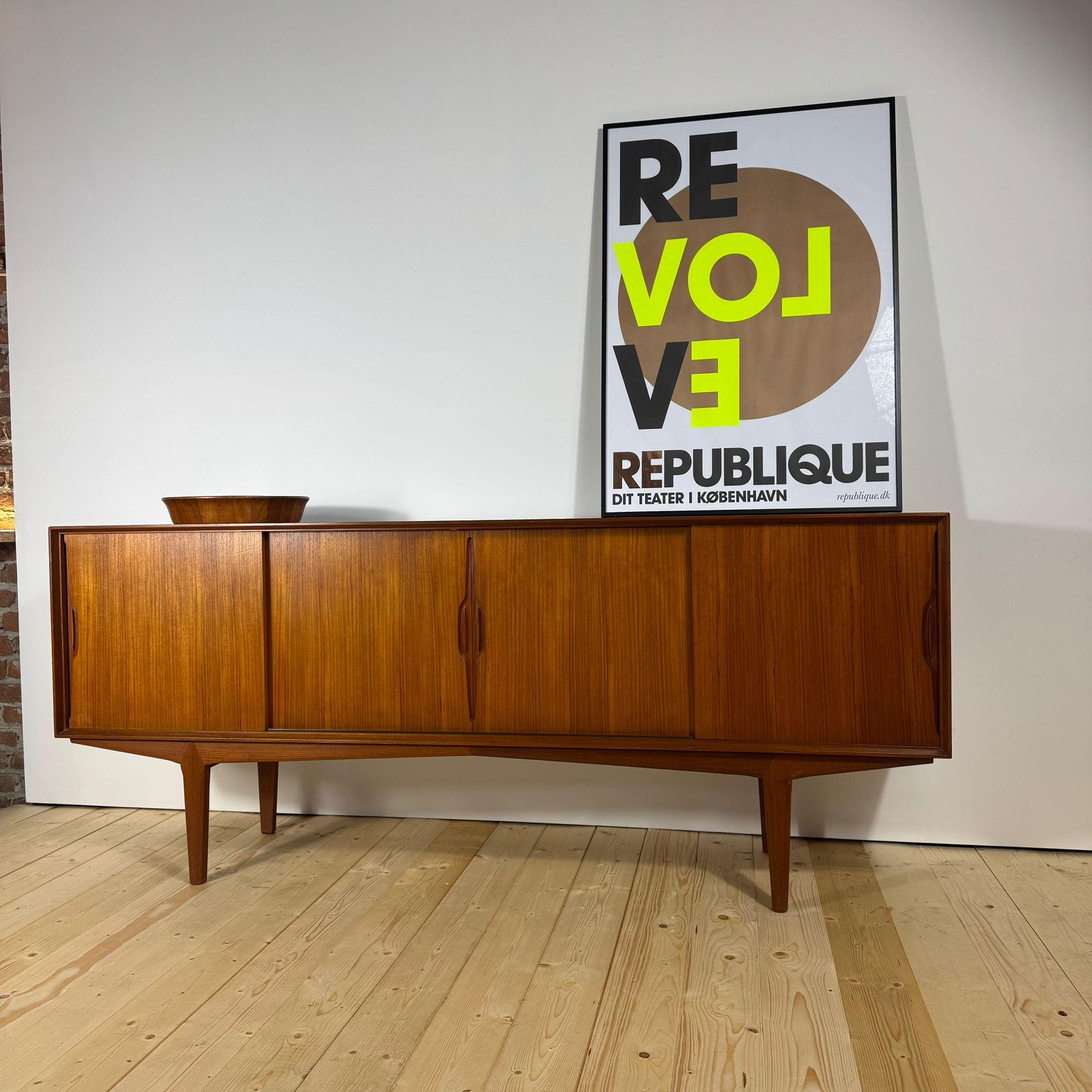 Mid-Century moderno Credenza danese anni '60 in teak in vendita