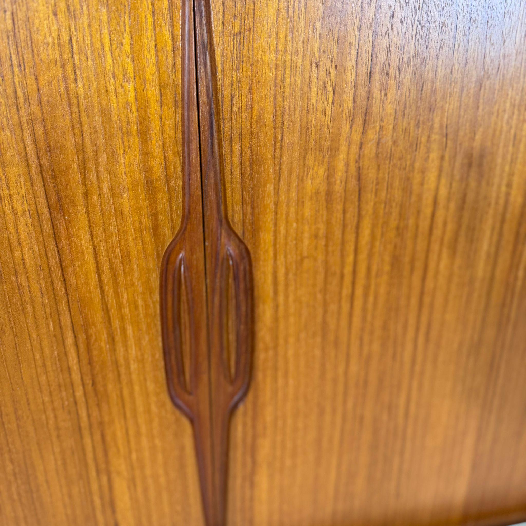 Impiallacciato Credenza danese anni '60 in teak in vendita