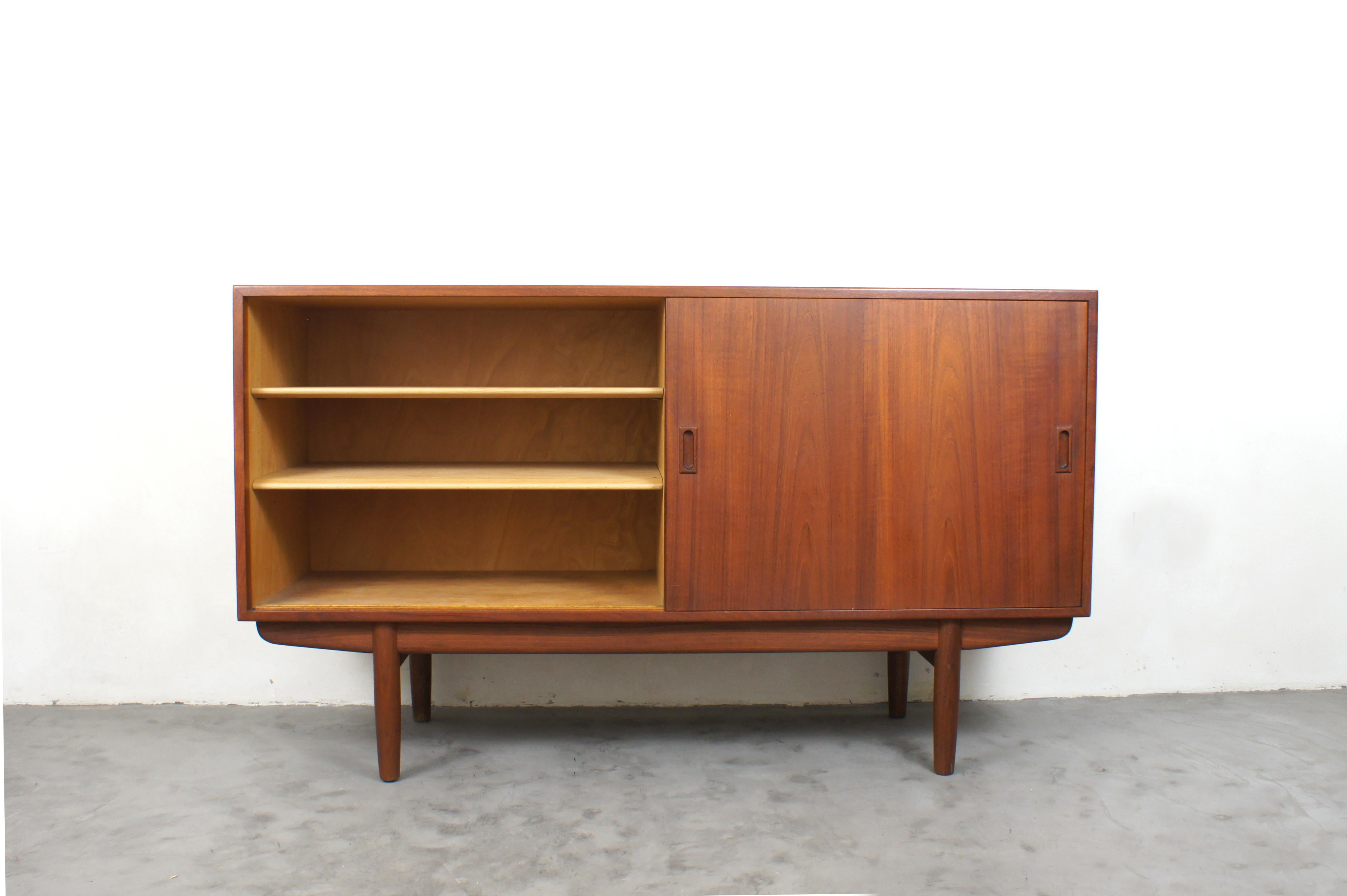 Danish-made sideboard from the mid-1950s.
teak wood and ash wood.
Two sliding doors, on the left side we find 2 shelves on the right side 4 drawers.