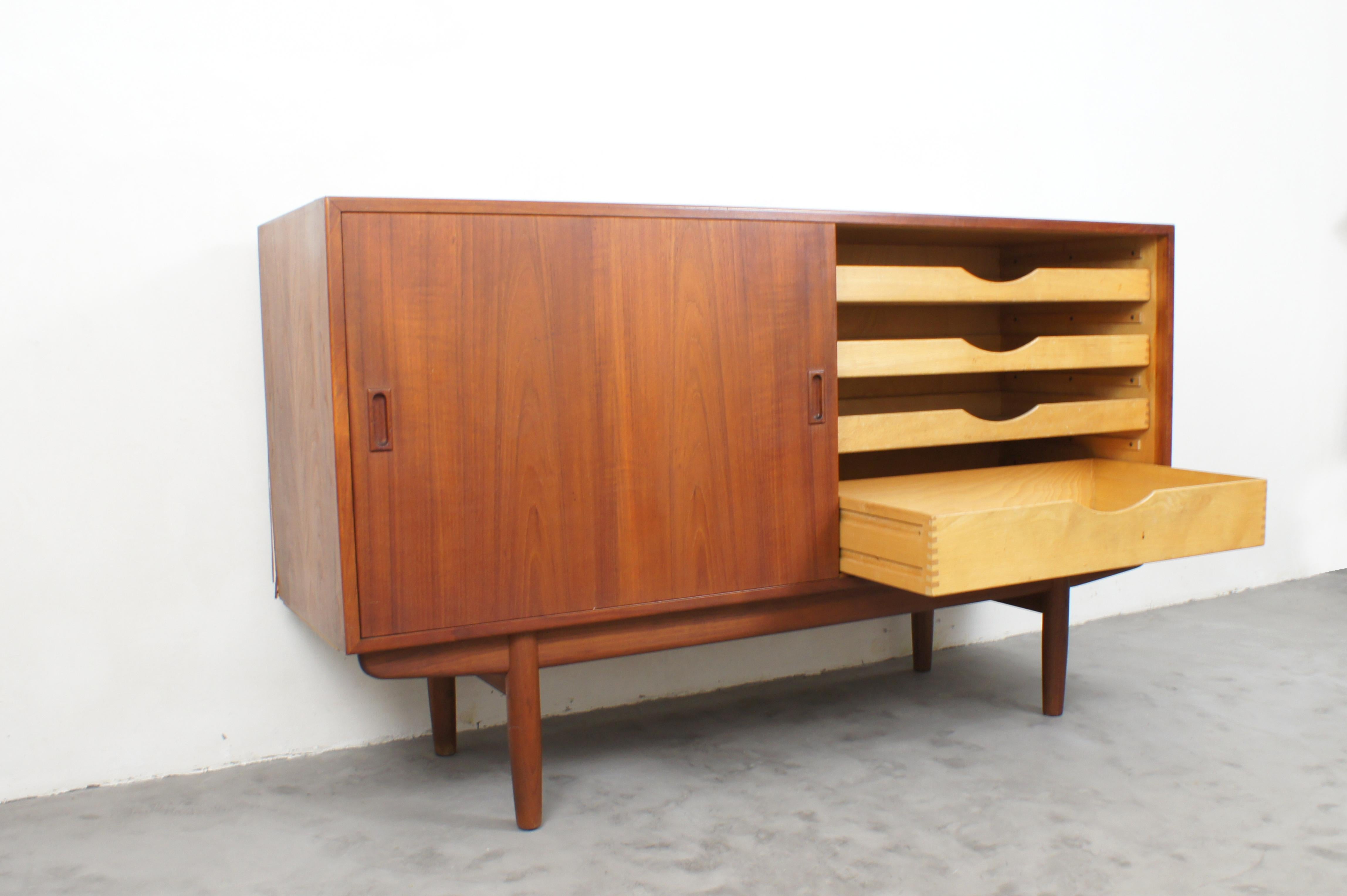 Danish SIdeboard from the 1950s  by Børge Mogensen for Søborg Møbelfabrik In Good Condition For Sale In Genova, IT