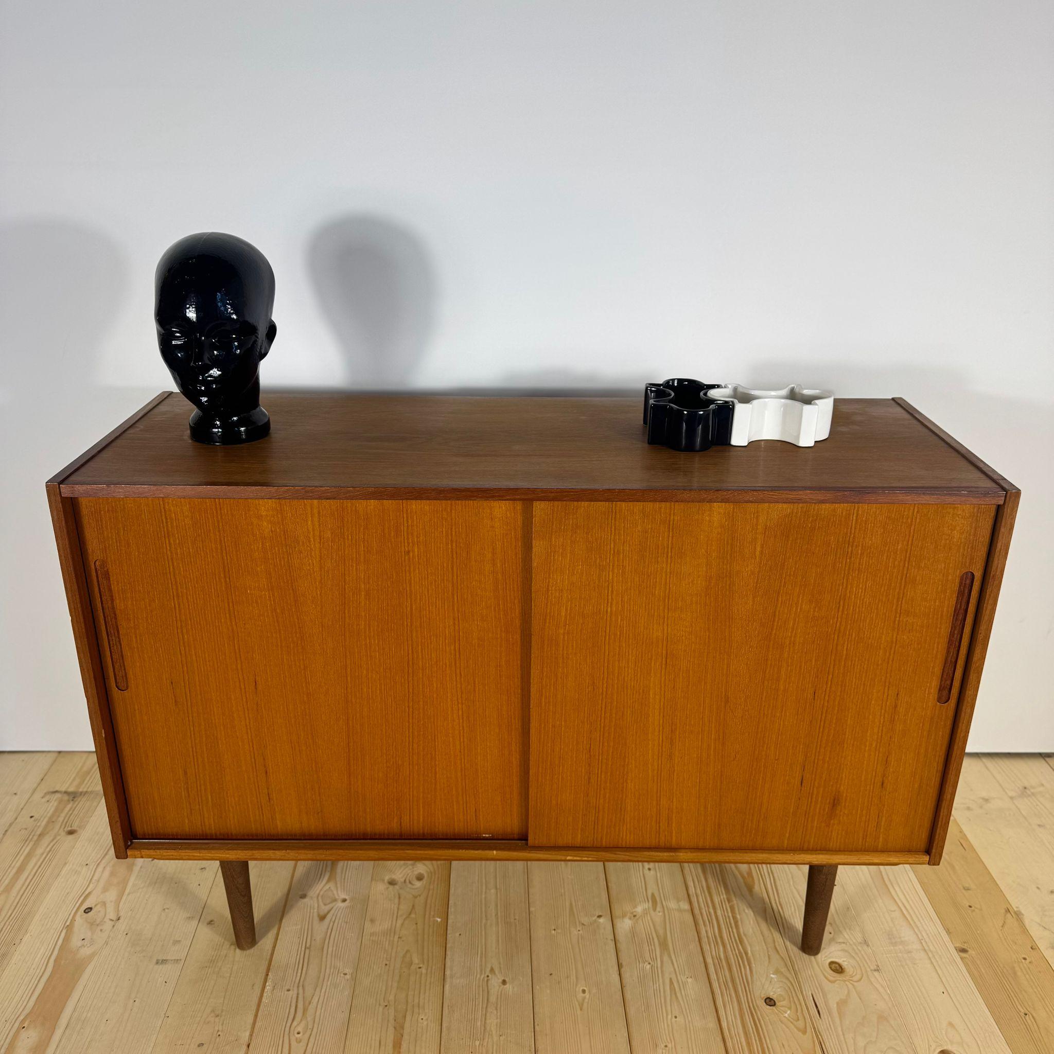 Mid-Century Modern Sideboard danese in teak con ante scorrevoli – Anni ’60 For Sale