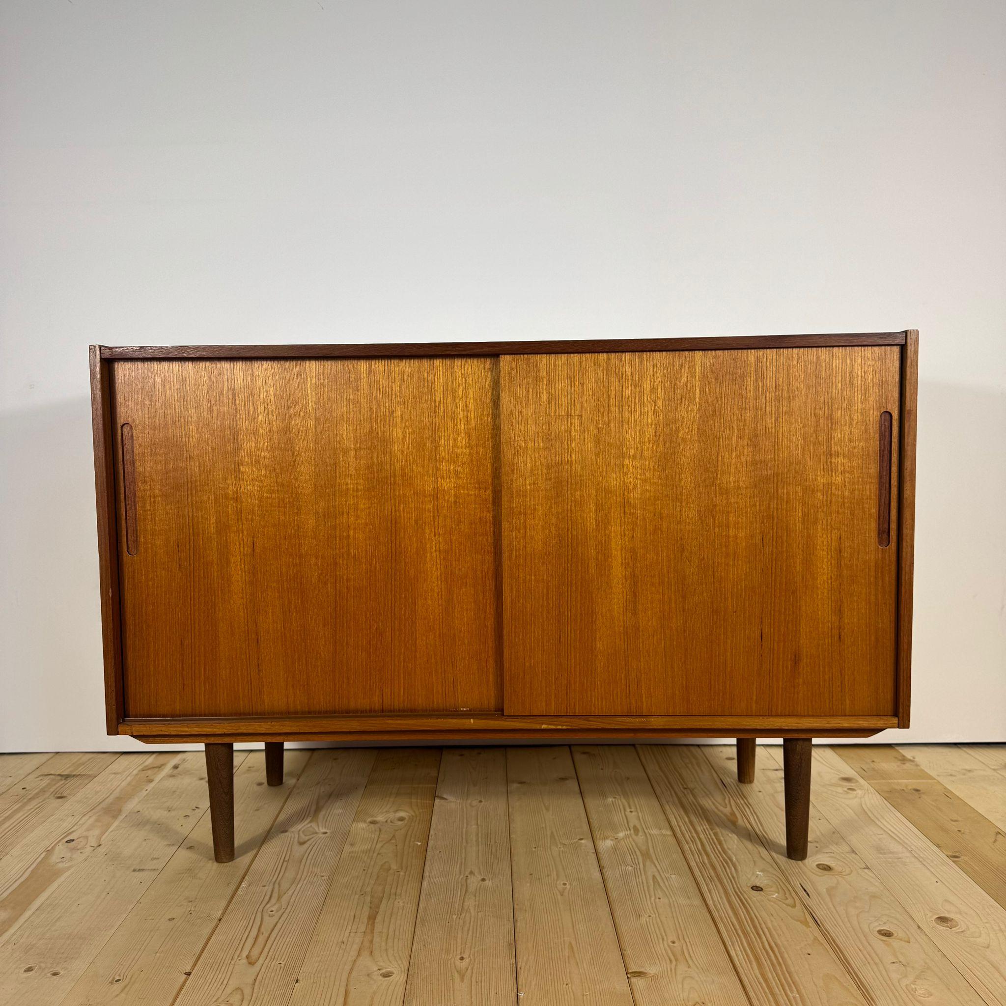 Danish Sideboard danese in teak con ante scorrevoli – Anni ’60 For Sale