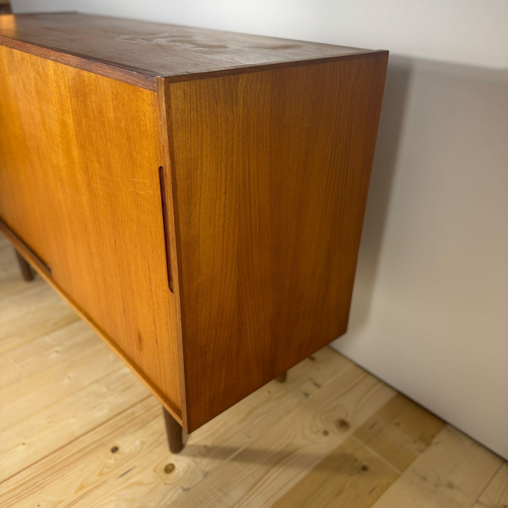 Veneer Sideboard danese in teak con ante scorrevoli – Anni ’60 For Sale