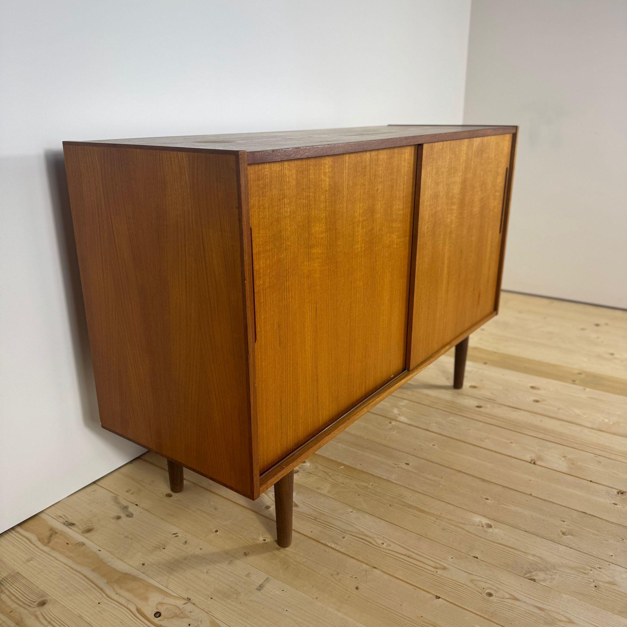 Sideboard danese in teak con ante scorrevoli – Anni ’60 In Good Condition For Sale In Torino, IT