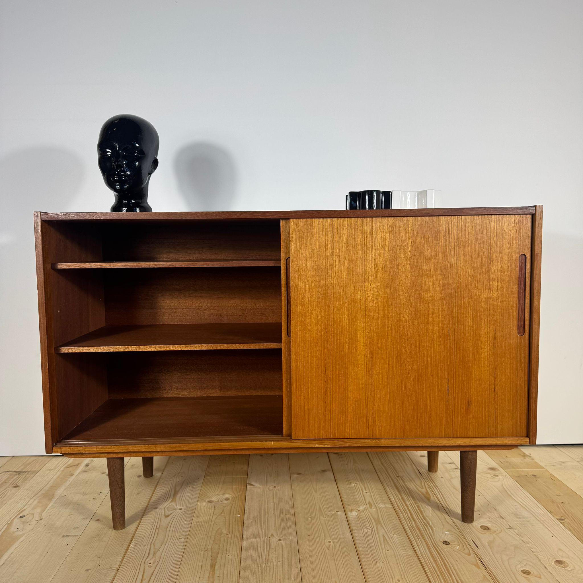 Mid-20th Century Sideboard danese in teak con ante scorrevoli – Anni ’60 For Sale