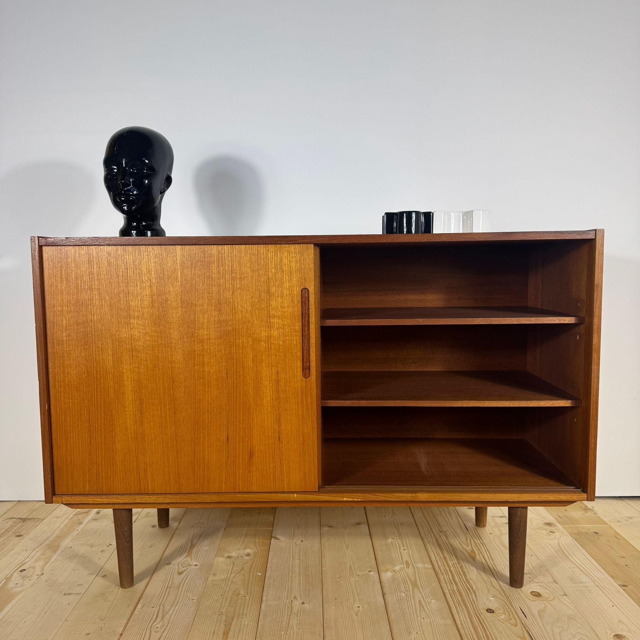 Teak Sideboard danese in teak con ante scorrevoli – Anni ’60 For Sale