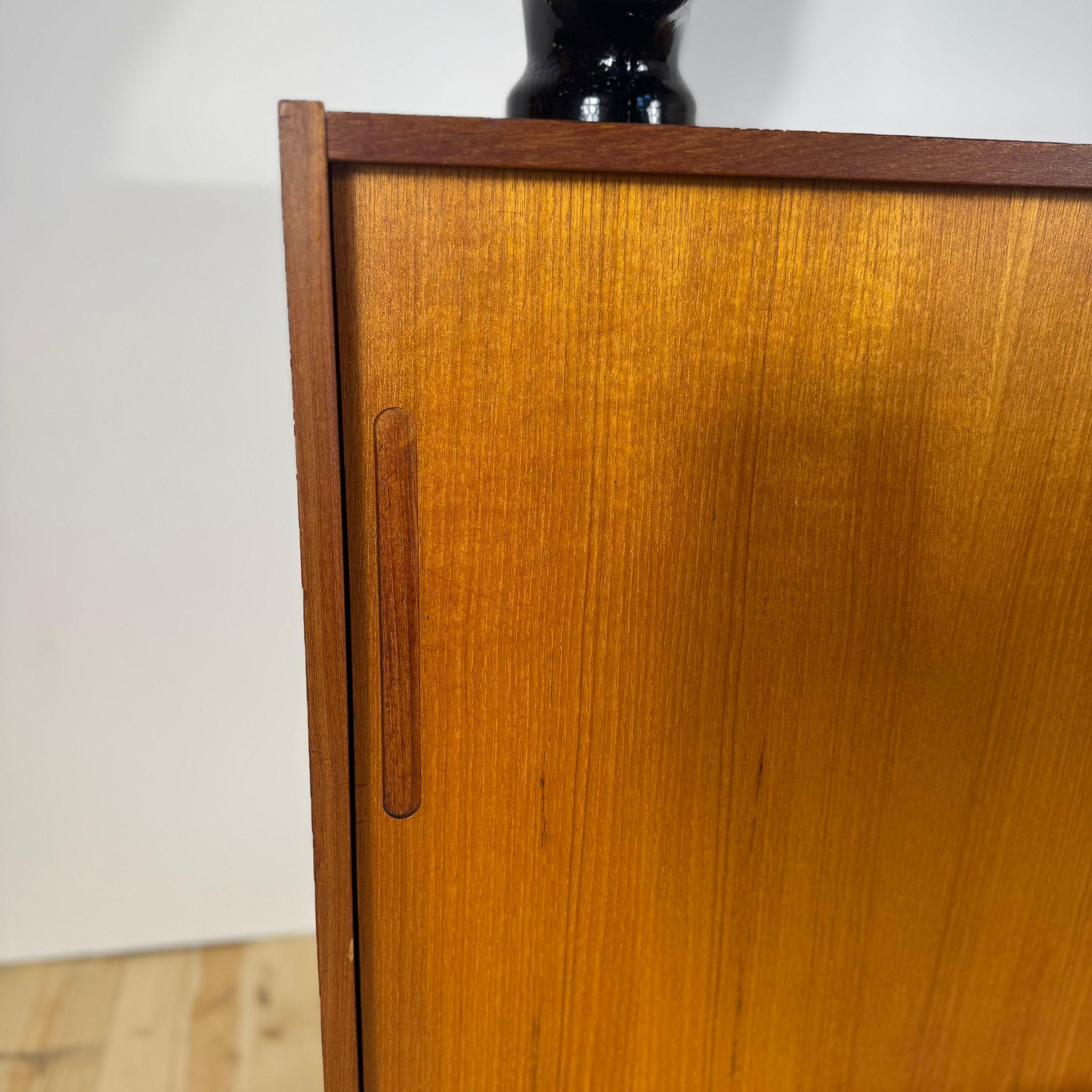 Sideboard danese in teak con ante scorrevoli – Anni ’60 For Sale 1