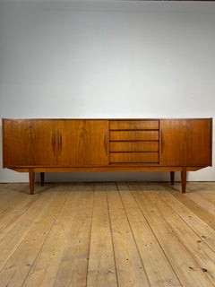Buffet danois en teck avec portes coulissantes et tiroirs, années 60