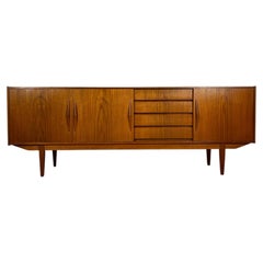Buffet danois en teck avec portes coulissantes et tiroirs, années 60