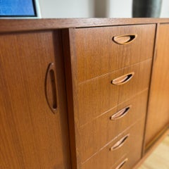Buffet danois en teck moderne du milieu du siècle avec tiroirs et portes coulissantes - Ann
