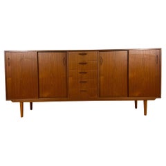 Buffet danois en teck moderne du milieu du siècle avec tiroirs et portes coulissantes - Ann