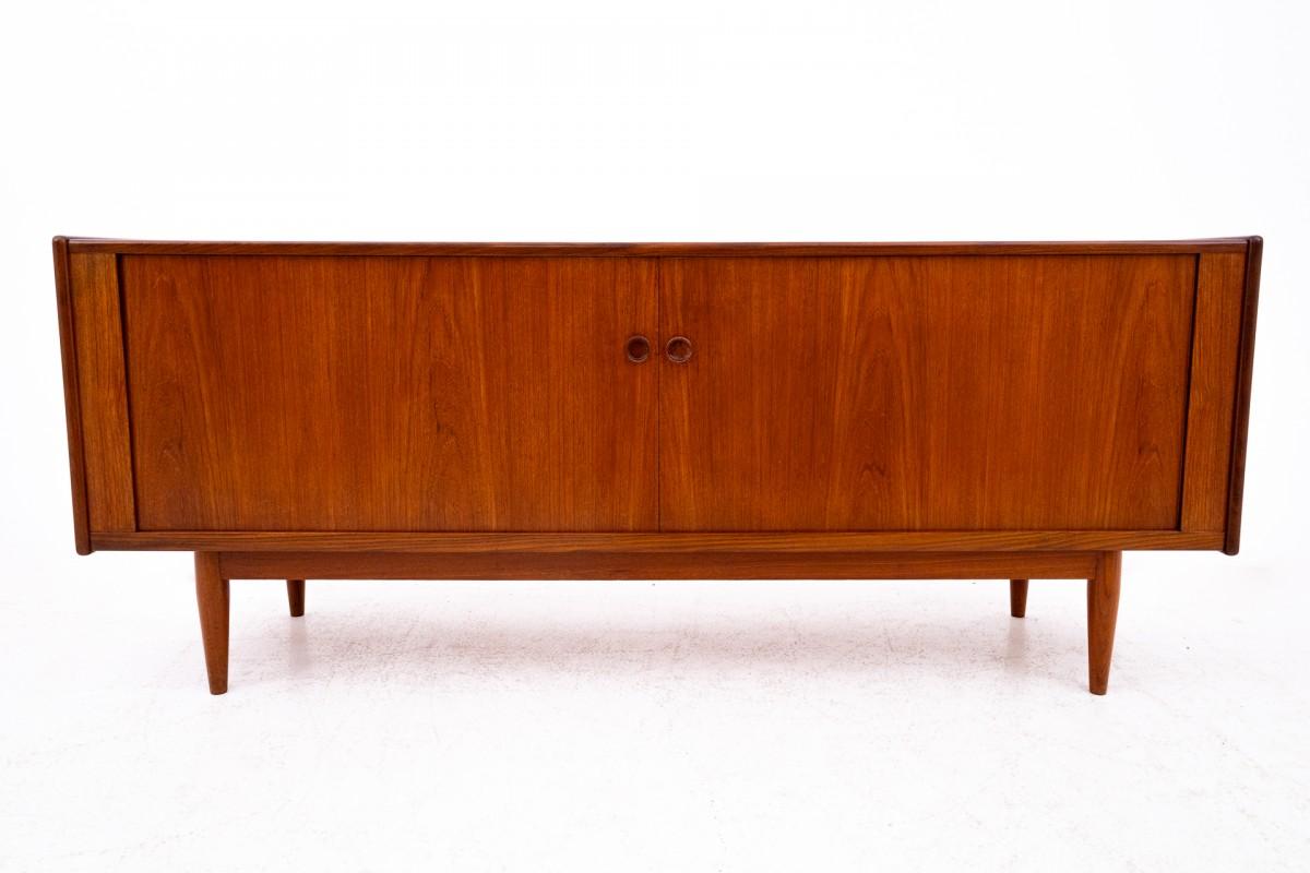 Sideboard, Denmark, 1960s

The sideboard has sliding doors that hide in the sides of the furniture. Inside, three small drawers and two spaces with one shelf each.

Minimalist, timeless design will work great in modern, contemporary interiors.

Very