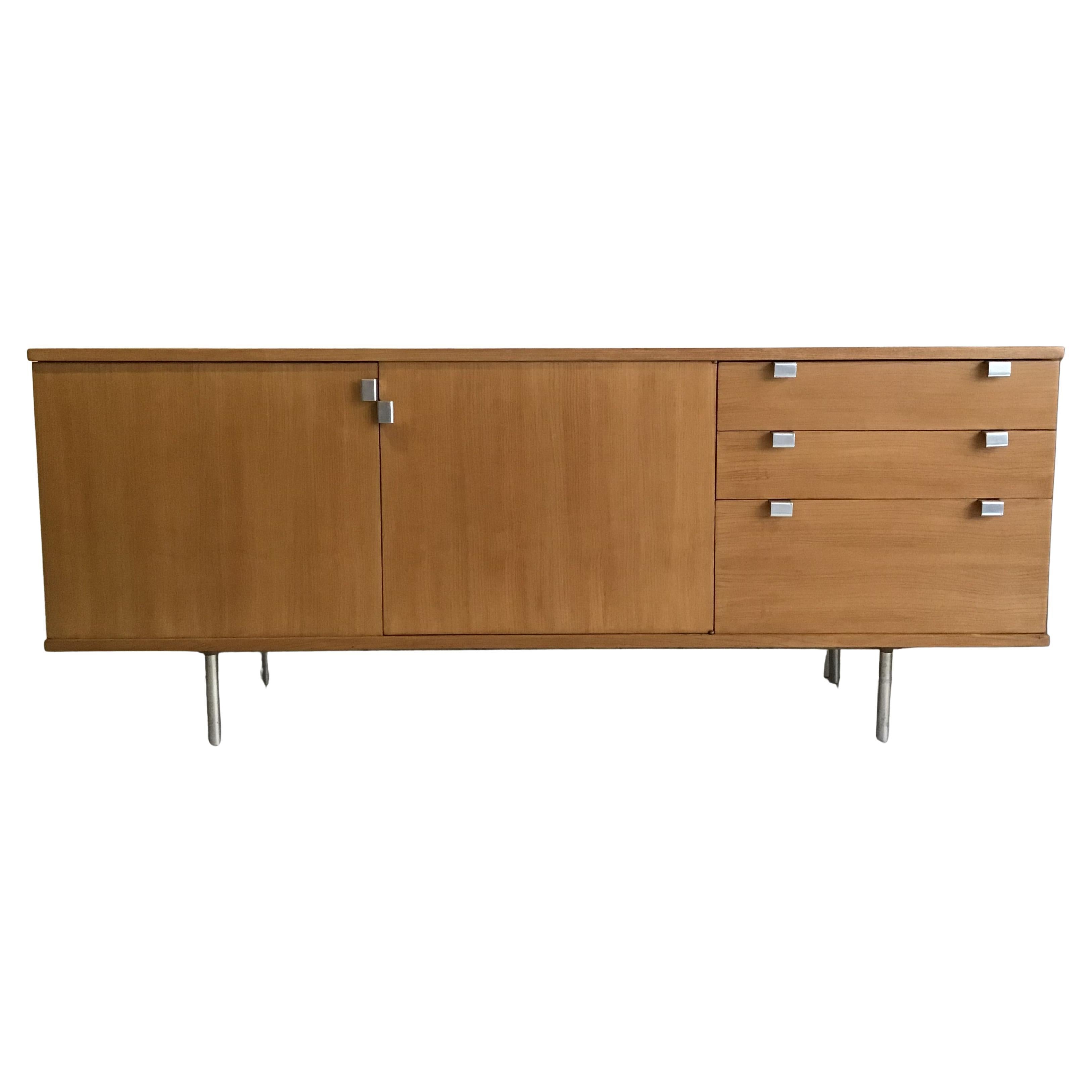 Sideboard by Alain Richard, in blond ash, produced by Meubles TV, dating from 1954.
This is a rare version, with the handles and base in anodized aluminum.
This is a rare version, with the handles and base in anodized aluminum.
The leftmost part has