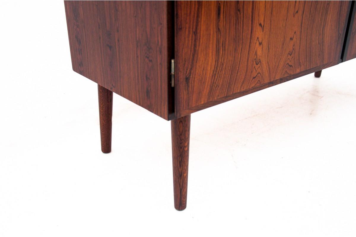 Sideboard, hergestellt in Dänemark in den 1960er Jahren
Gestaltung : Gunni Omann
Höhe: 84cm Breite: 120cm Tiefe 43cm
Ausgezeichneter Zustand ohne Schäden 
Nach professioneller Renovierung
