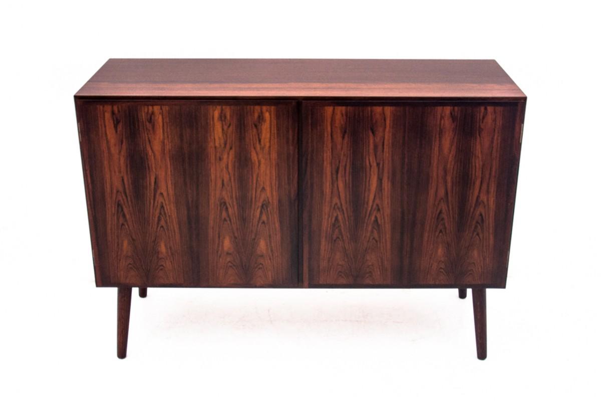 Buffet fabriqué au Danemark dans les années 1960
Design/One : Gunni Omann
hauteur : 84cm largeur : 120cm profondeur 43cm
Excellent état sans dommage 
Après une rénovation professionnelle.