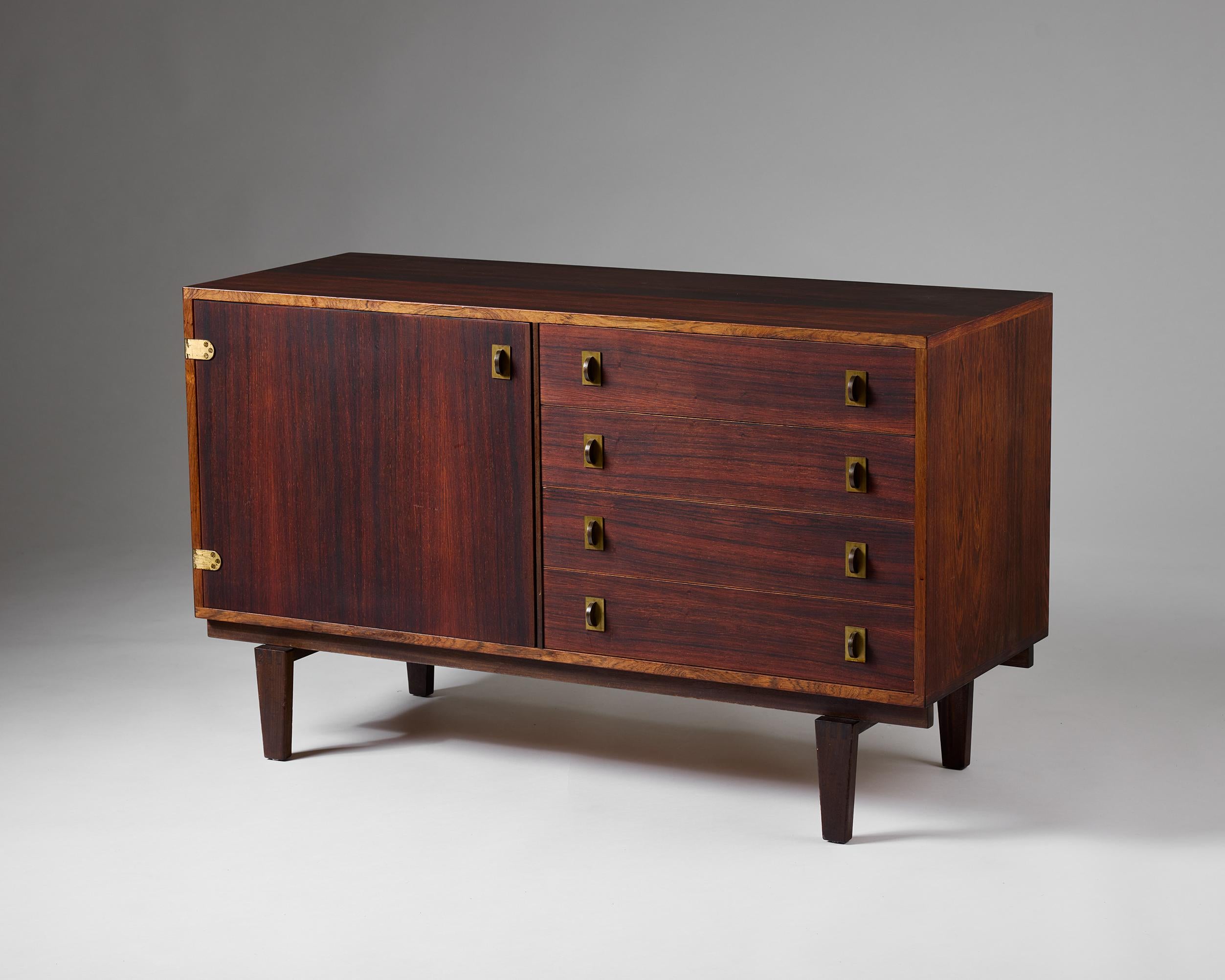 Buffet conçu par Peter Løvig Nielsen, Danemark, années 1950-60. Cet élégant buffet du milieu du siècle reflète les qualités caractéristiques de l'artisanat moderne danois : proportions raffinées, menuiserie exceptionnelle et beauté des matériaux