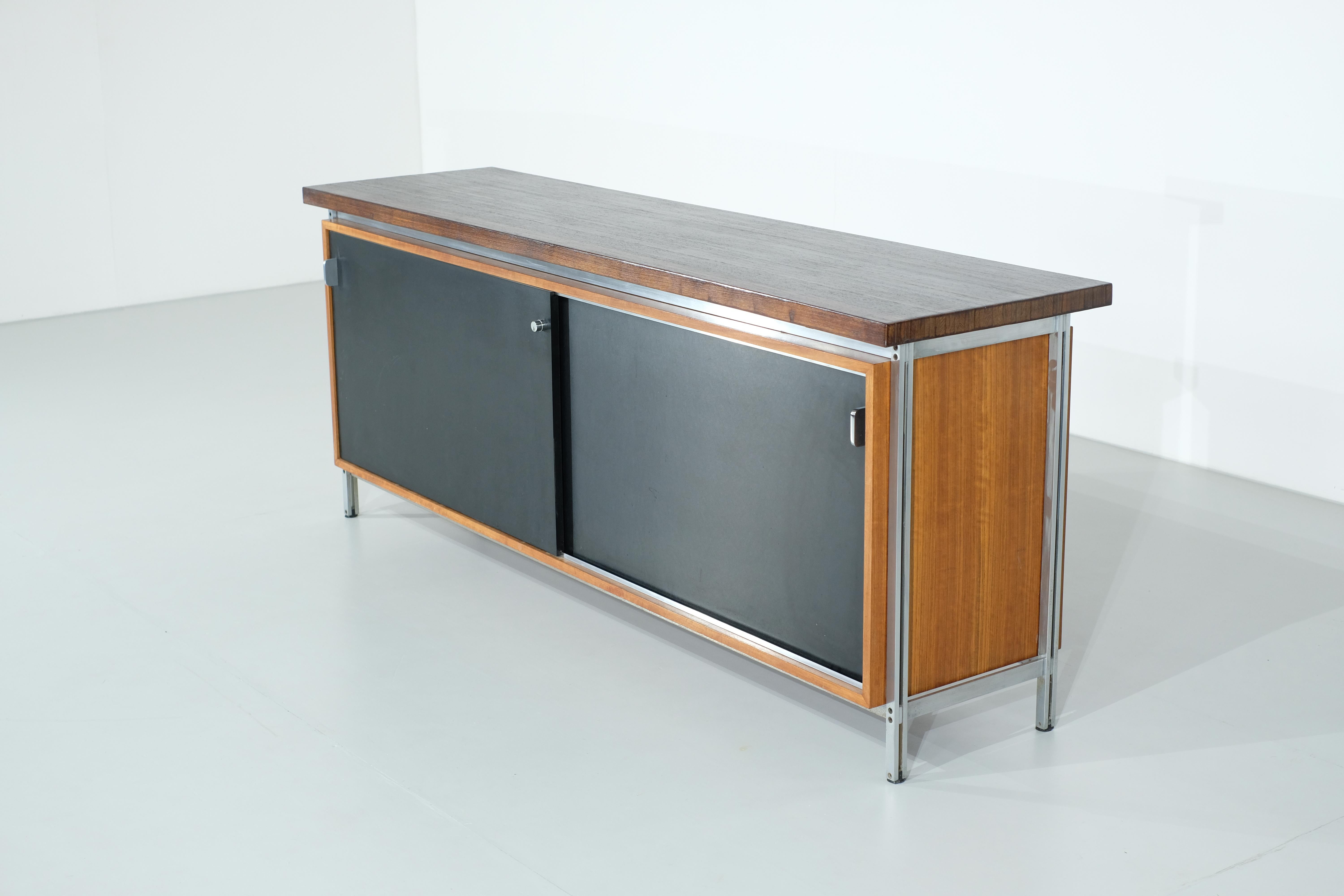 Magnifique et rare buffet conçu dans les années 1960 par Jules Wabbes pour Le Mobilier Universel.

Jules Wabbes est l'un des plus grands designers belges de meubles du milieu du siècle.

Ce buffet est composé d'une structure en acier chromé, d'un