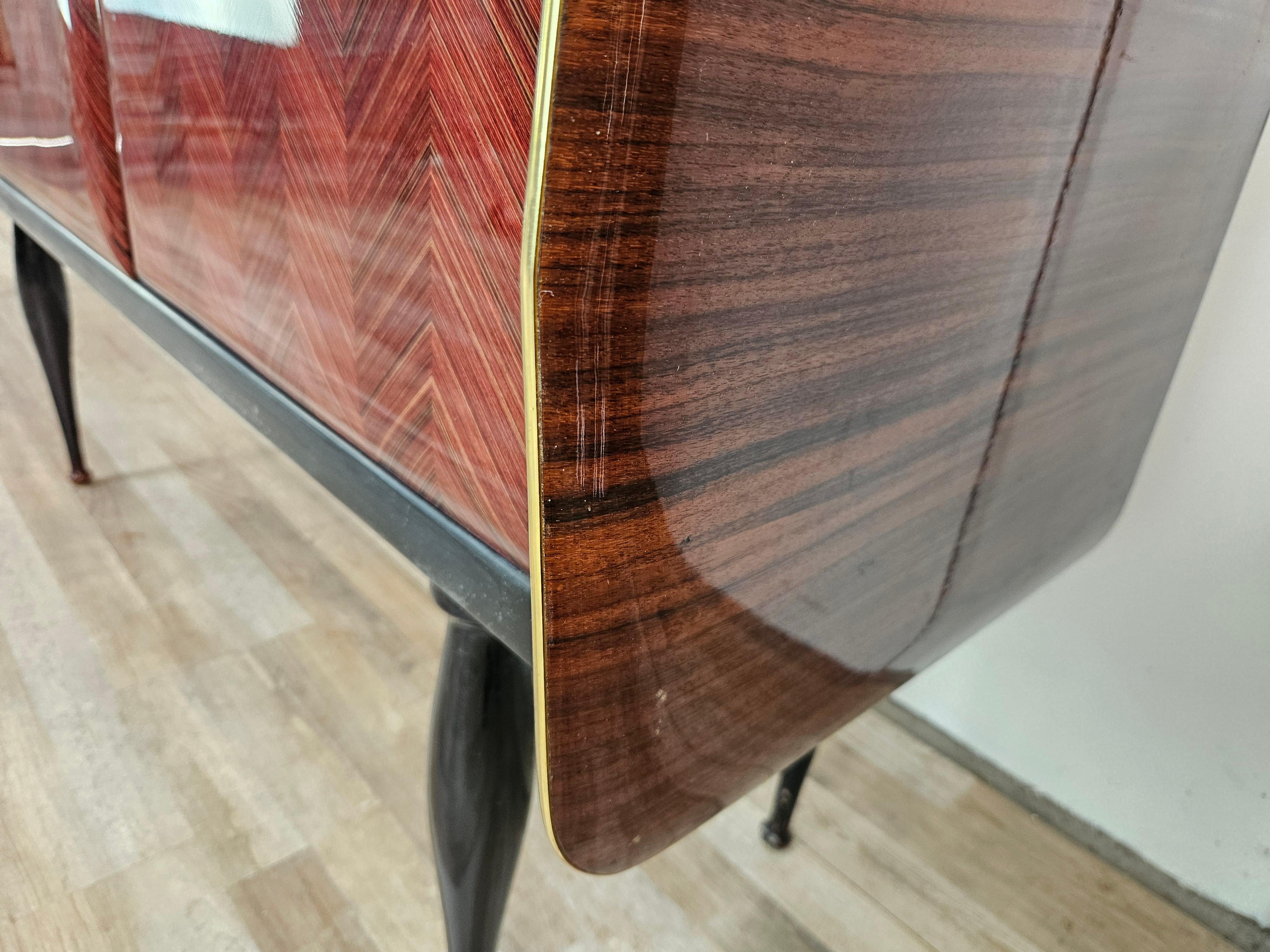 Sideboard di Milano del Mid Century in mogano e otton con vetro lavorato in vendita 2