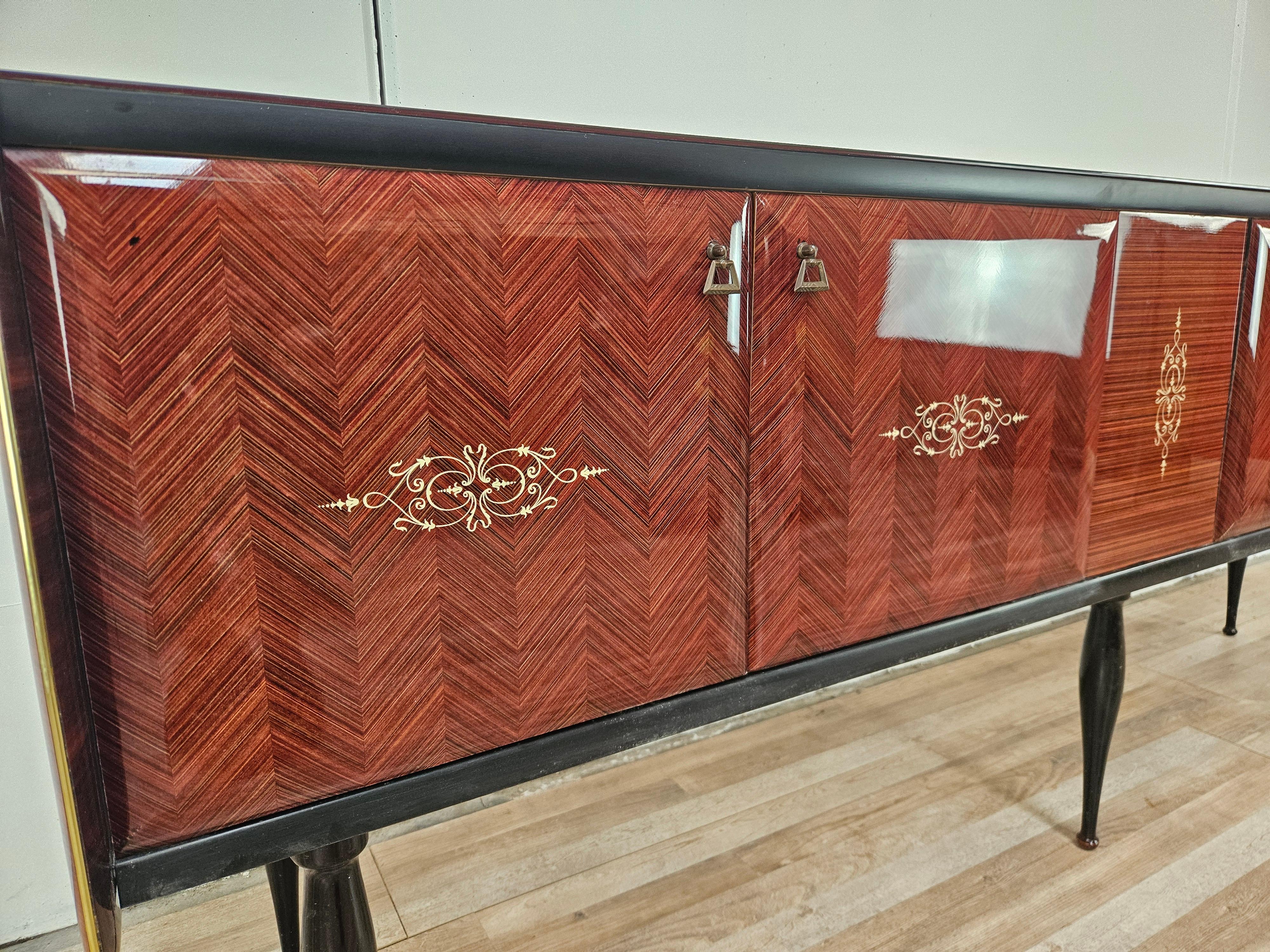 Sideboard di Milano del Mid Century in mogano e otton con vetro lavorato in vendita 4