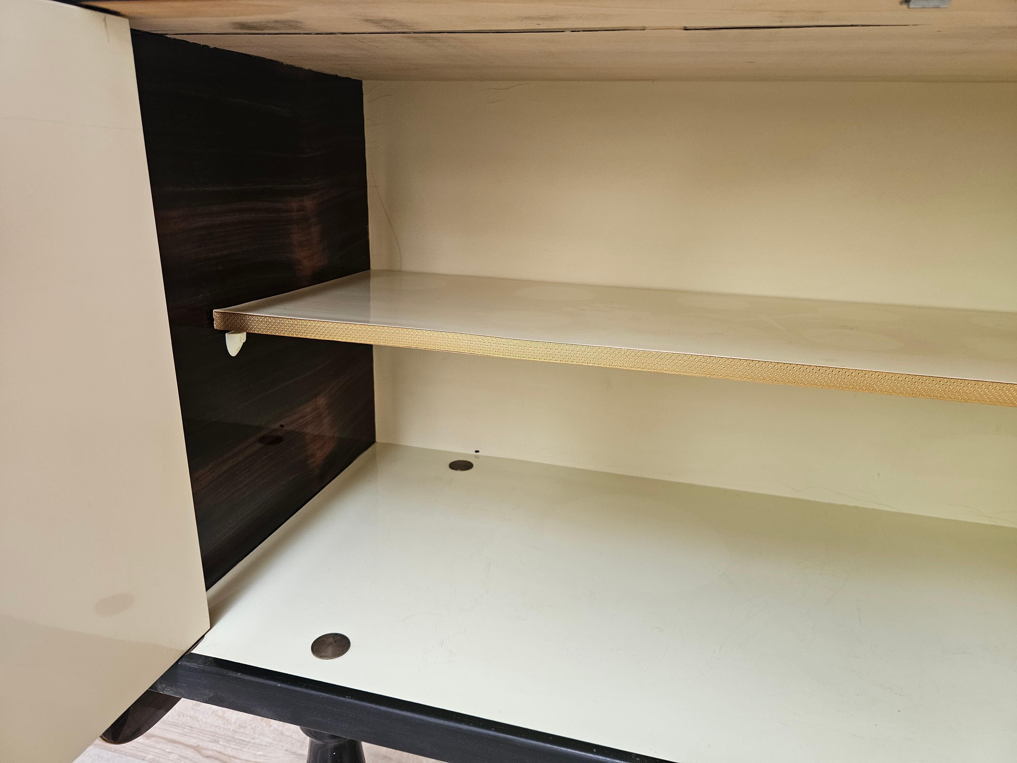Sideboard di Milano del Mid Century in mogano e otton con vetro lavorato in vendita 8