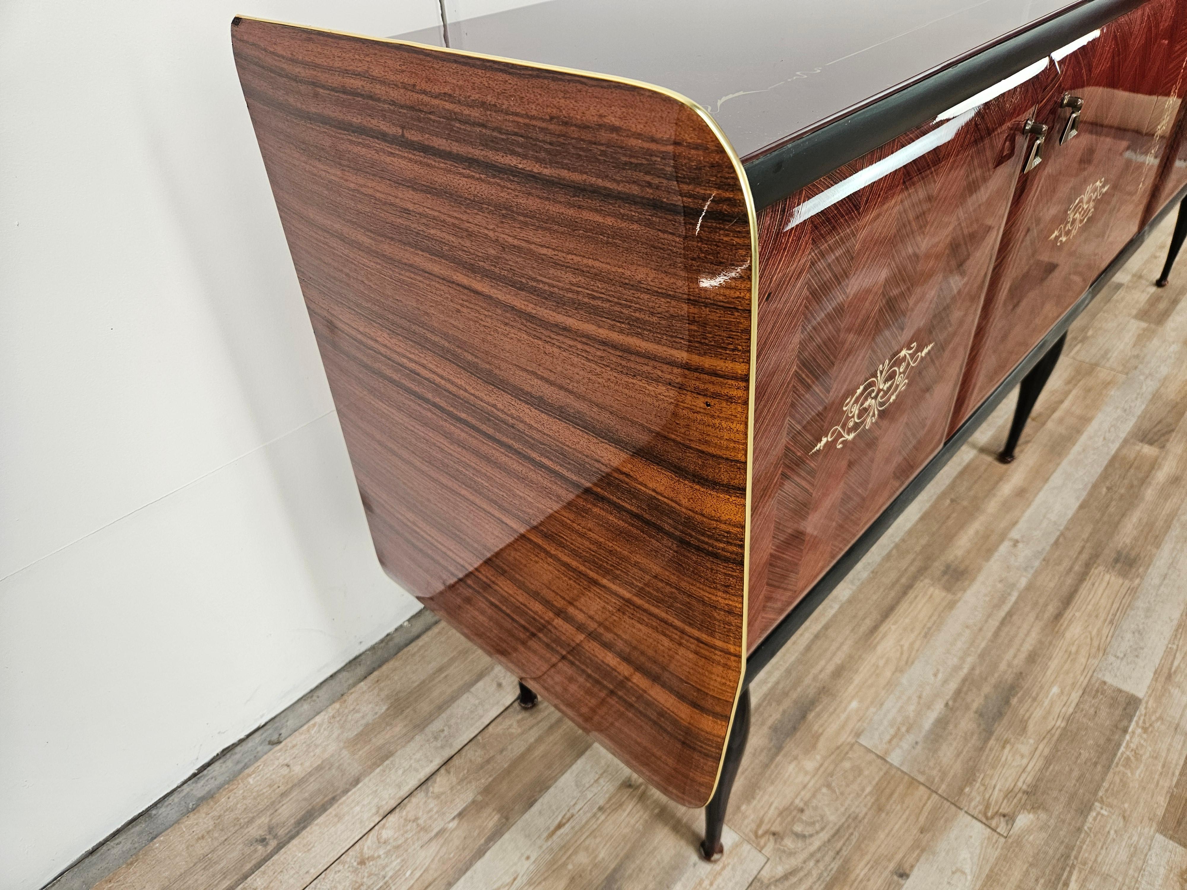 Mid-Century moderno Sideboard di Milano del Mid Century in mogano e otton con vetro lavorato in vendita