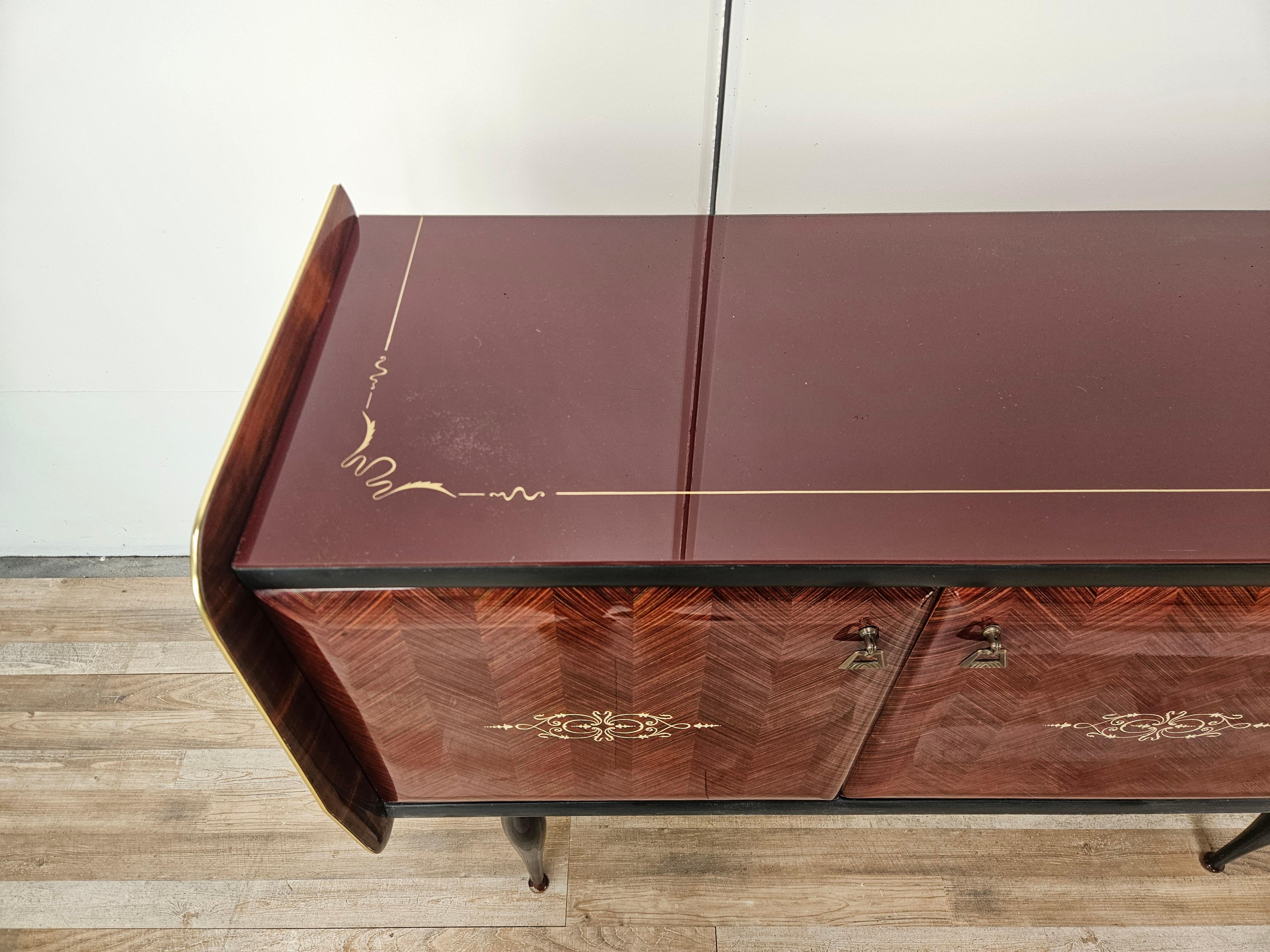 Italian Sideboard di Milano del Mid Century in mogano e otton con vetro lavorato in vendita