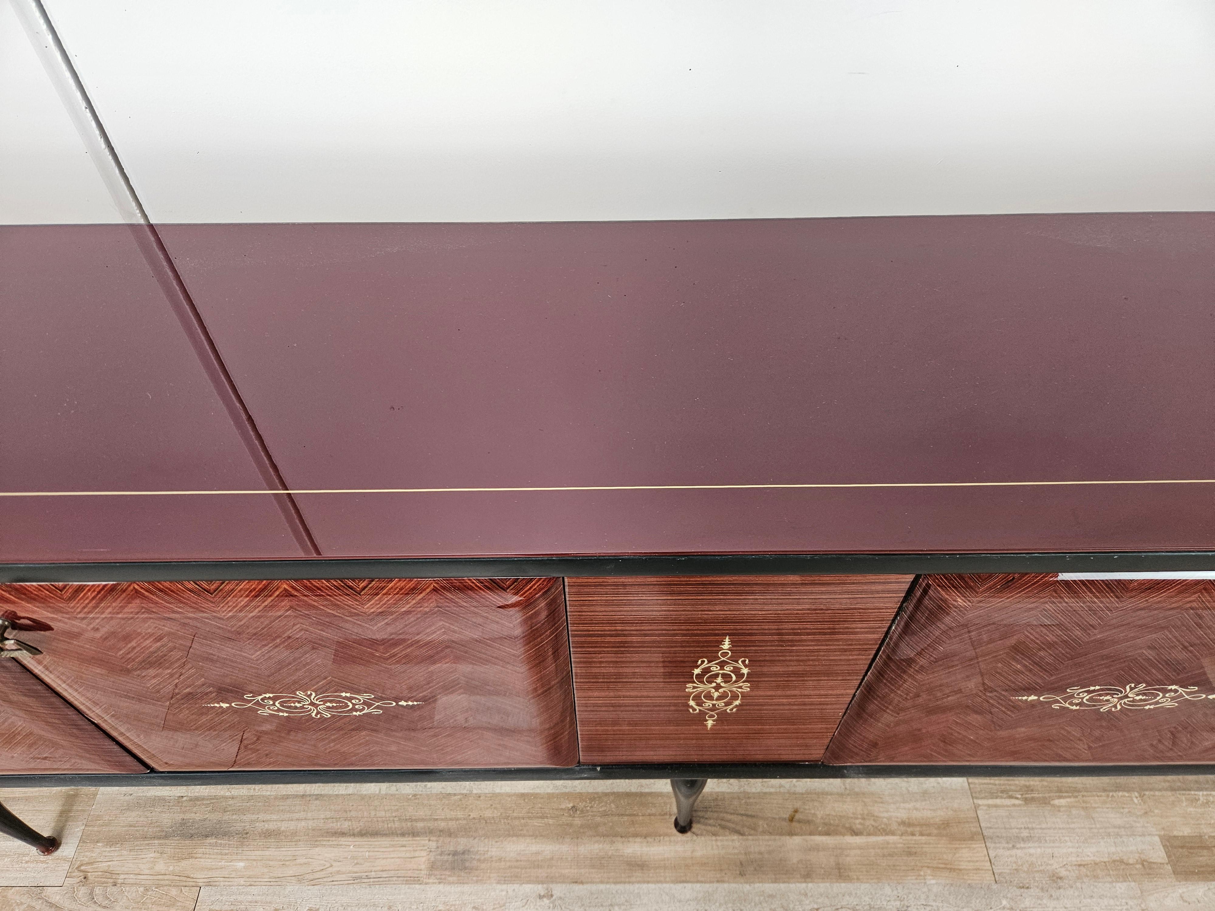 Falegnameria Sideboard di Milano del Mid Century in mogano e otton con vetro lavorato in vendita